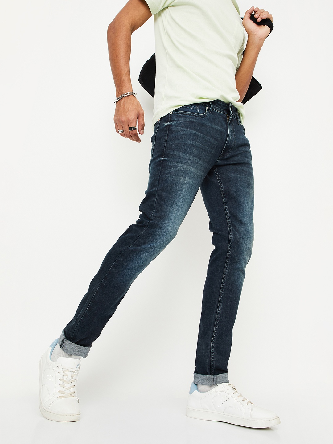 

max Men Low Distress Light Fade Jeans, Blue