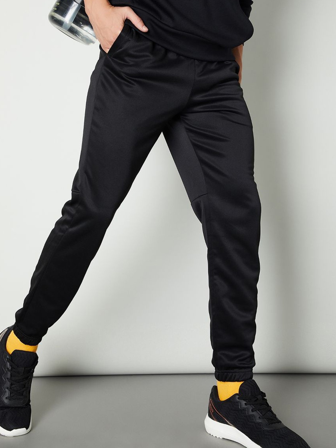 

max Men Mid Rise Joggers, Black