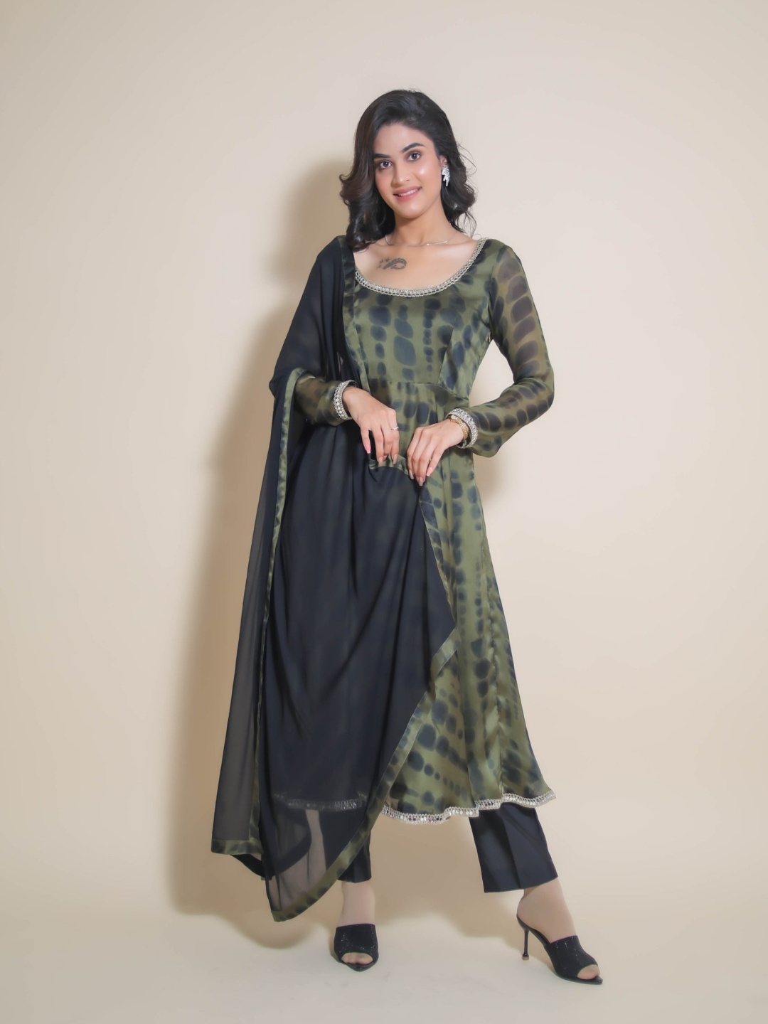 

KELLPAR Women Printed Regular Kurta with Pyjamas & With Dupatta, Olive