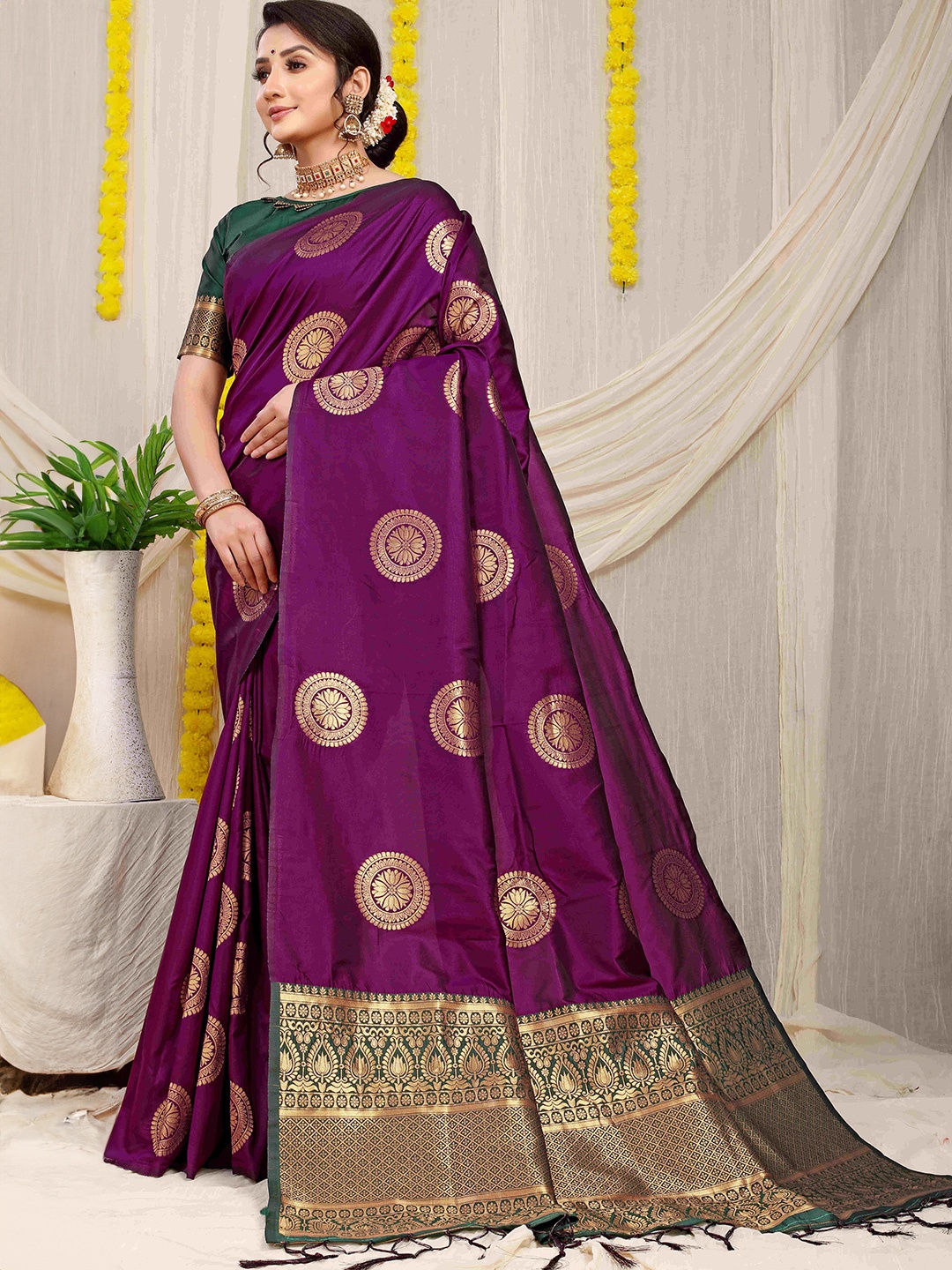 

amirat Woven Design Zari Pure Silk Banarasi Saree, Magenta