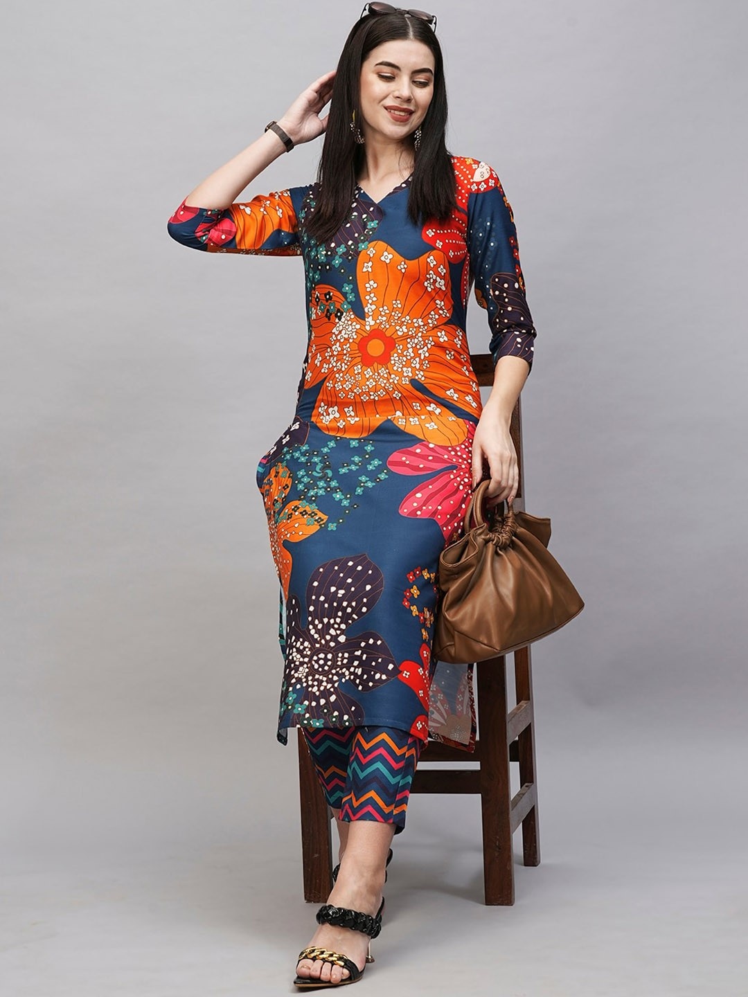 

DIVASTRI Floral Printed V-Neck Straight Kurta With Trouser, Blue