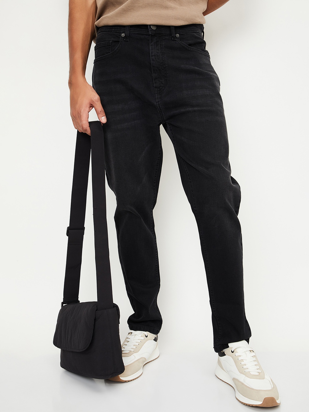 

max Men Highly Distressed Jeans, Black