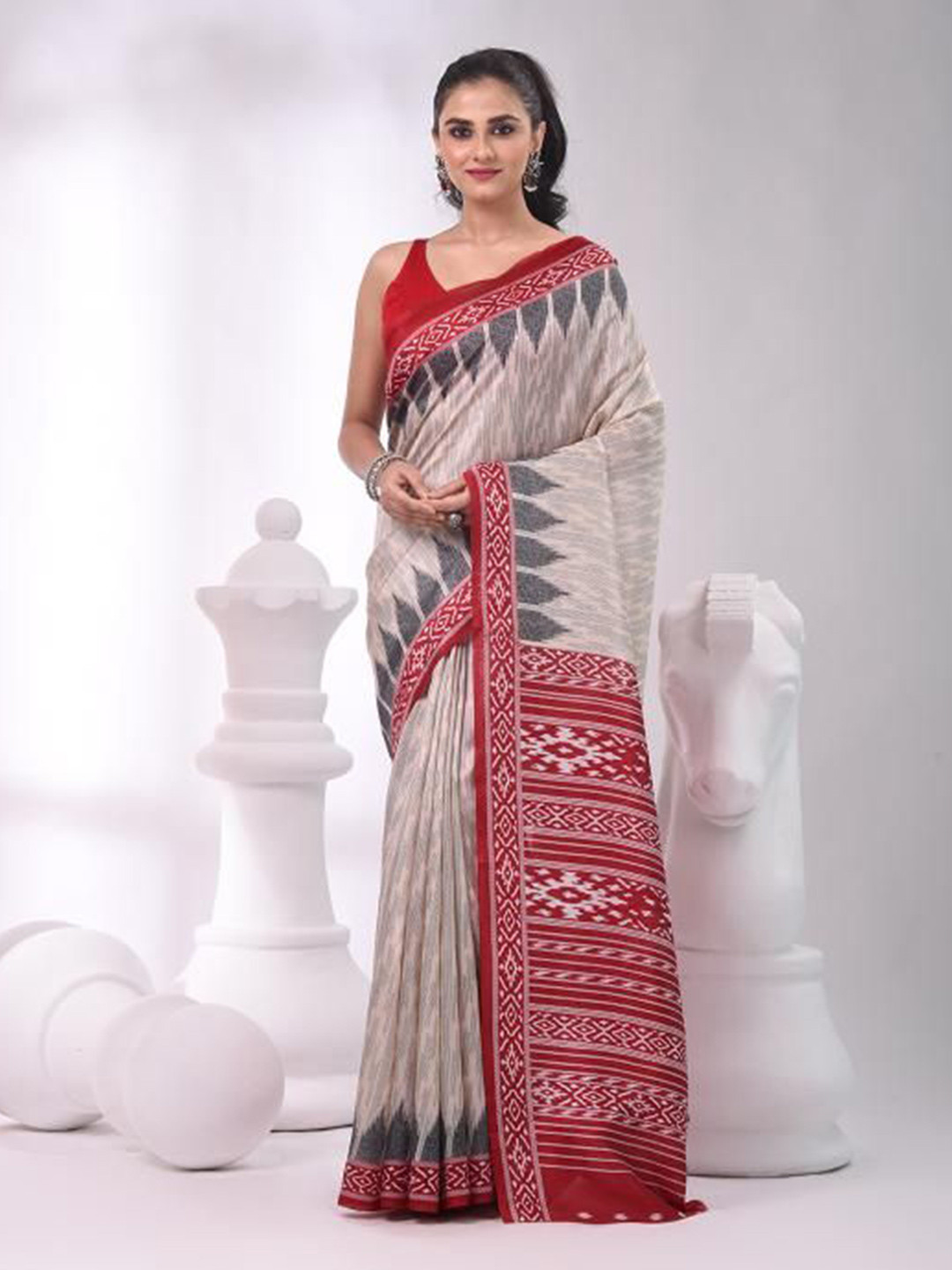 

VIBHAVARI Ethnic Motifs Silk Blend Saree, Beige