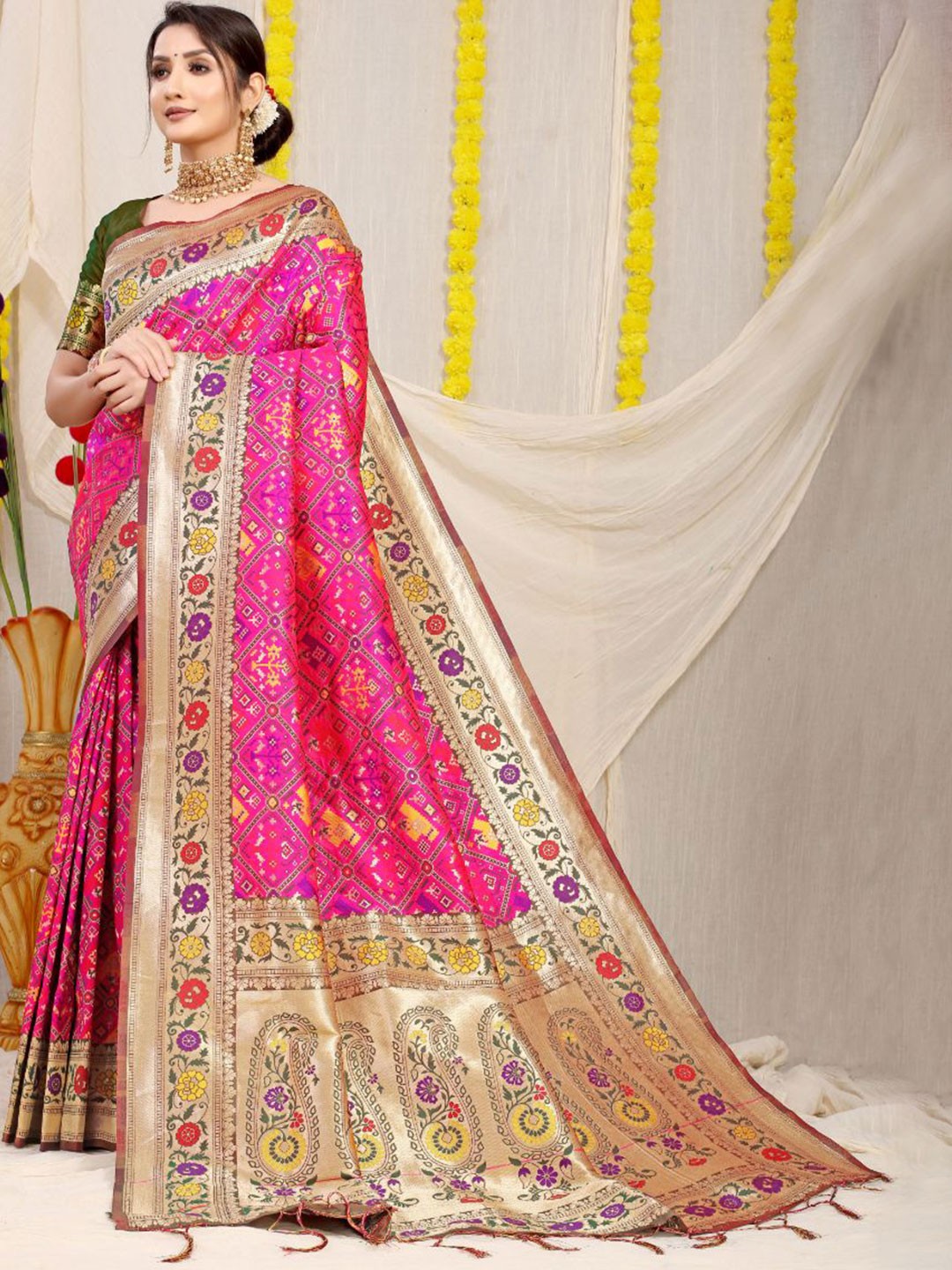 

amirat Woven Design Zari Pure Silk Banarasi Saree, Pink