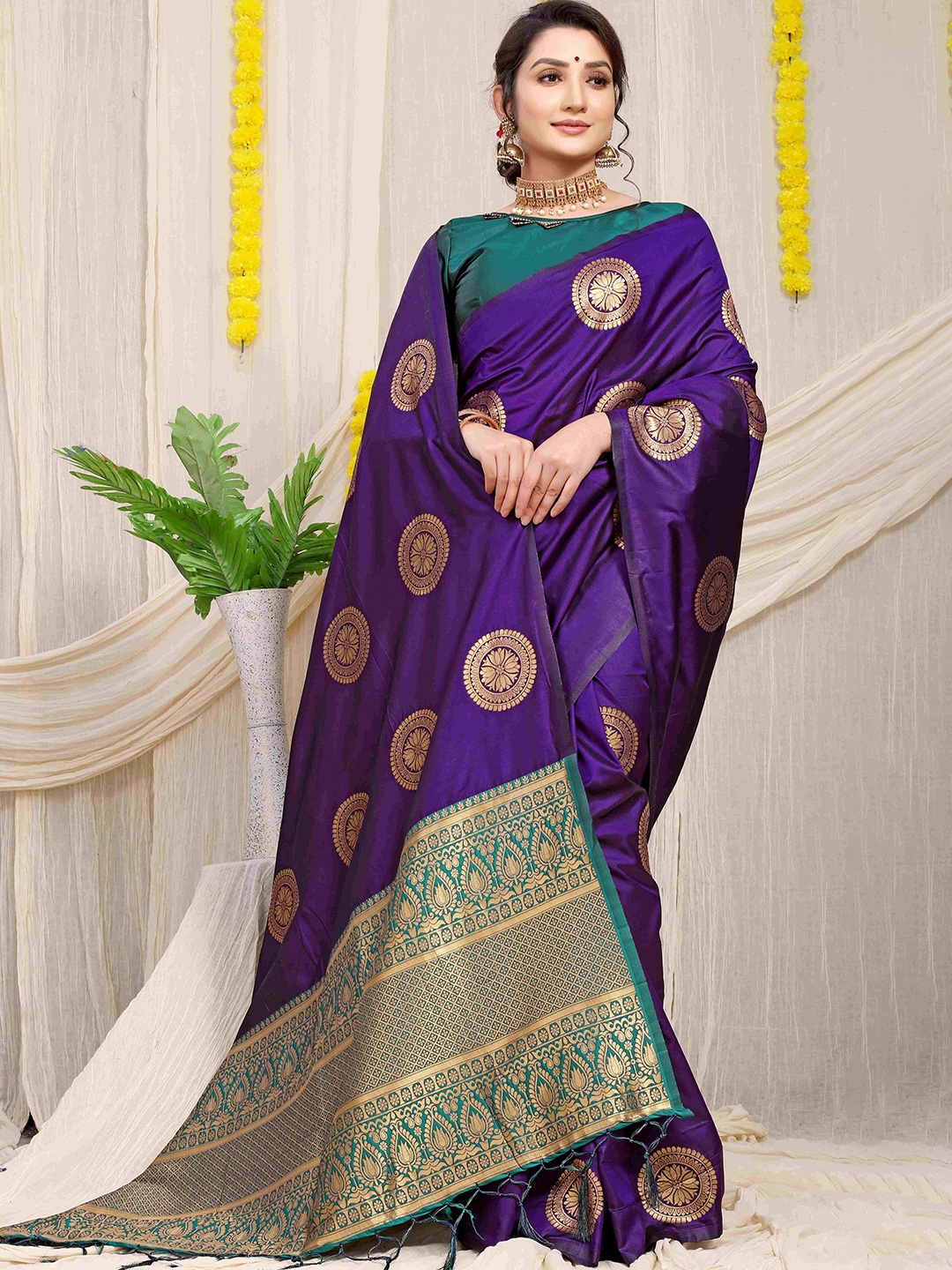 

amirat Woven Design Zari Pure Silk Banarasi Saree, Purple