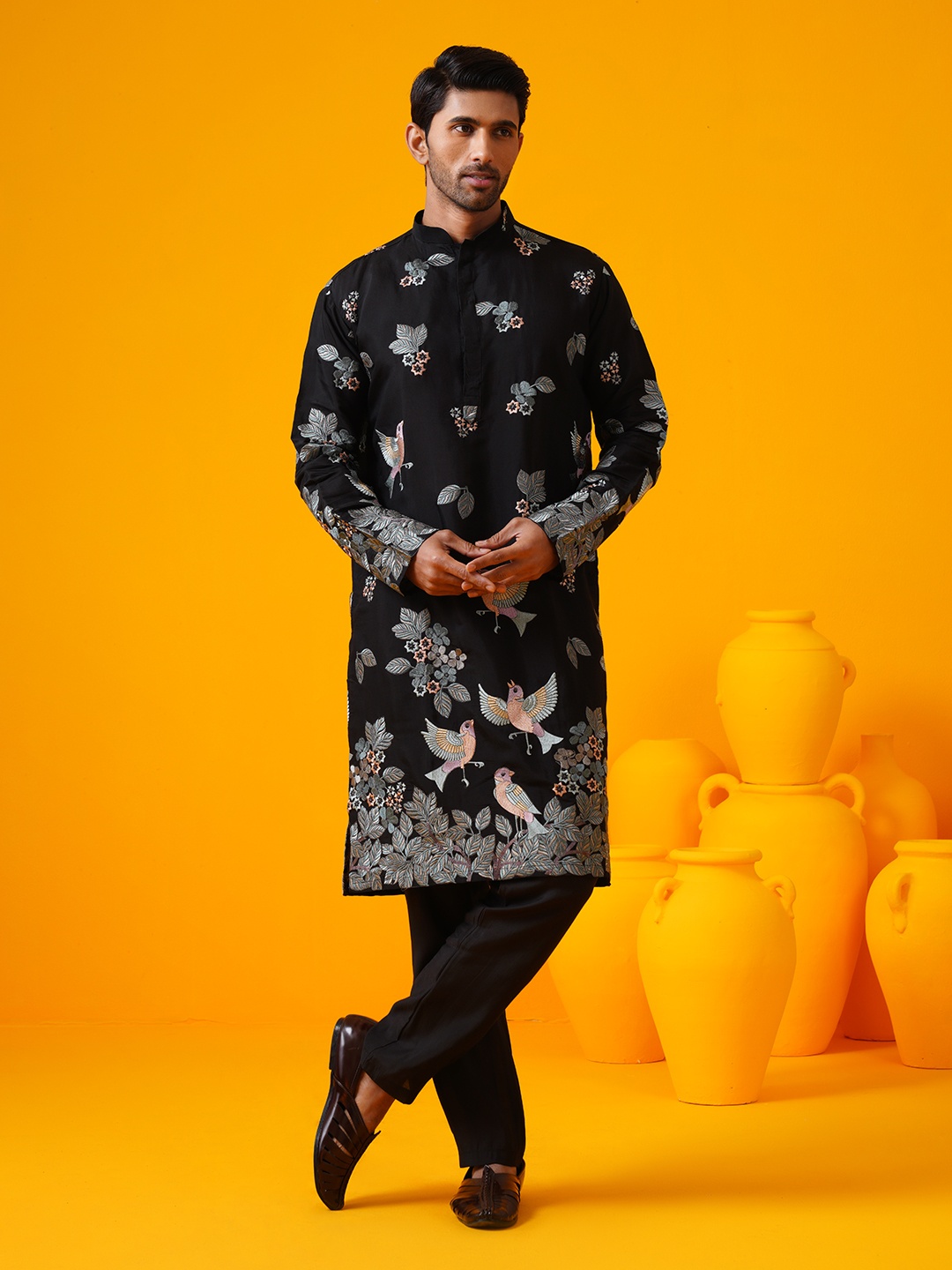 

SOJANYA LUXE Floral Embroidered Mandarin Collar Straight Kurta With Trouser, Black