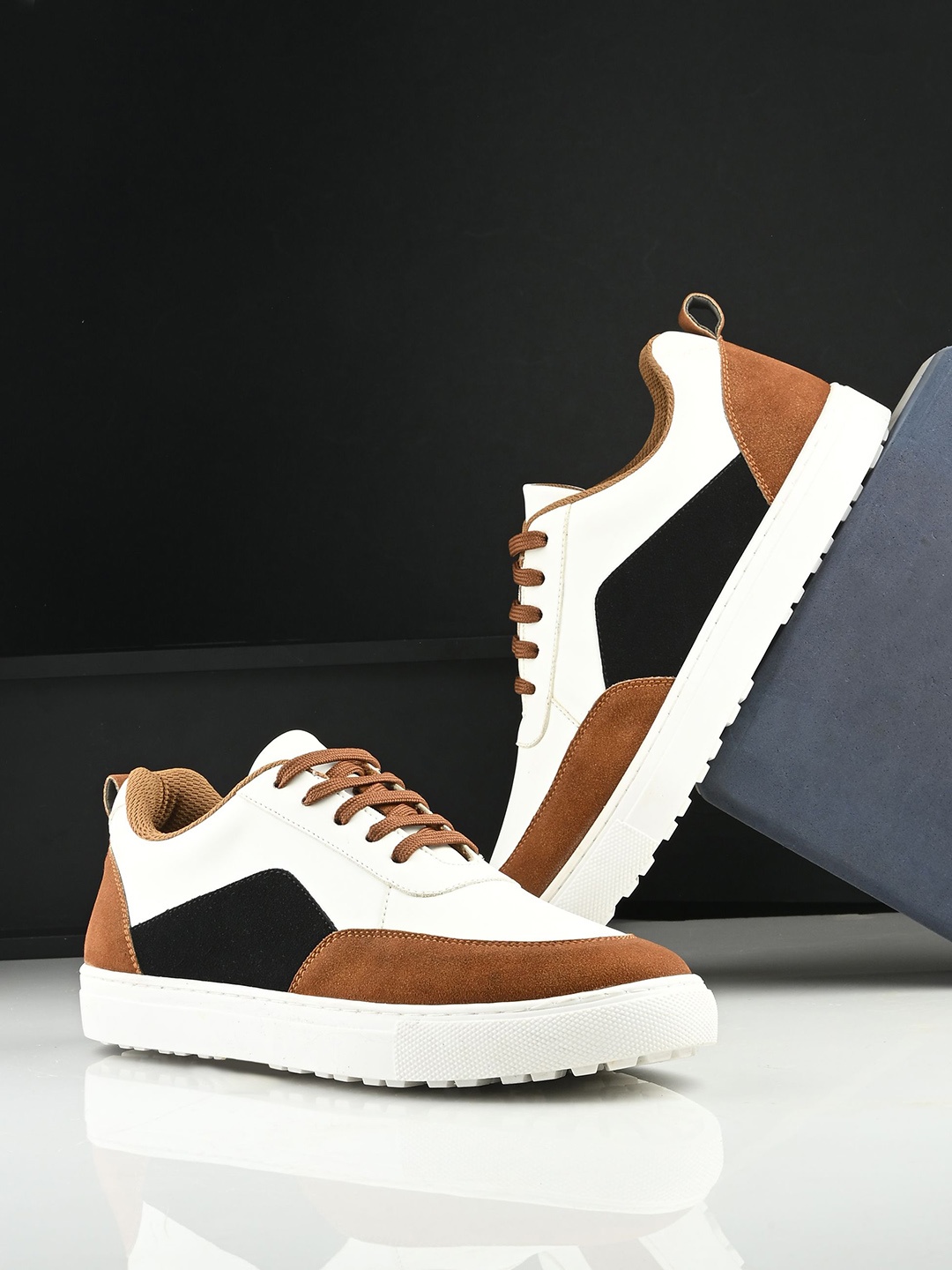 

UNDERROUTE Men Colourblocked Sneakers, White