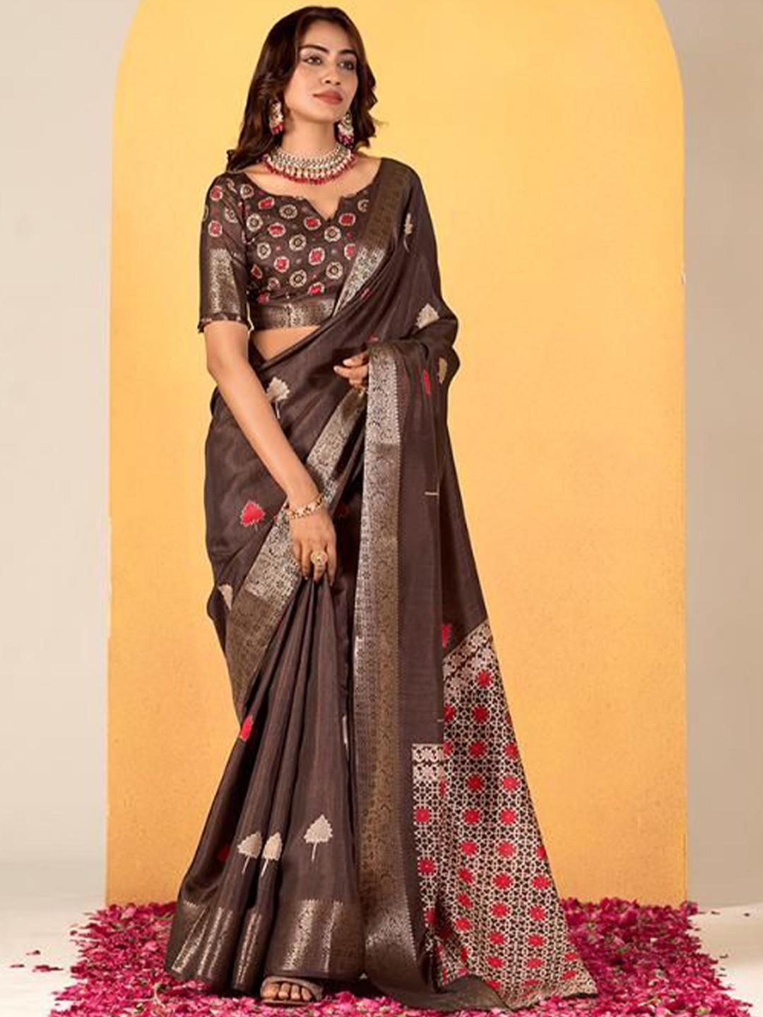 

AVANSHEE Ethnic Motifs Zari Silk Blend Saree, Brown