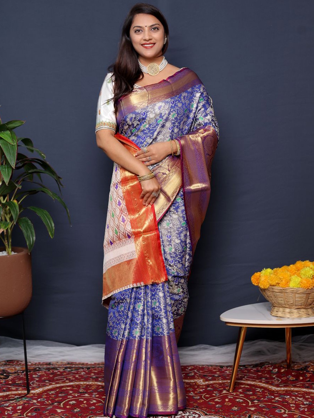 

amirat Woven Design Zari Pure Silk Kanjeevaram Saree, Blue