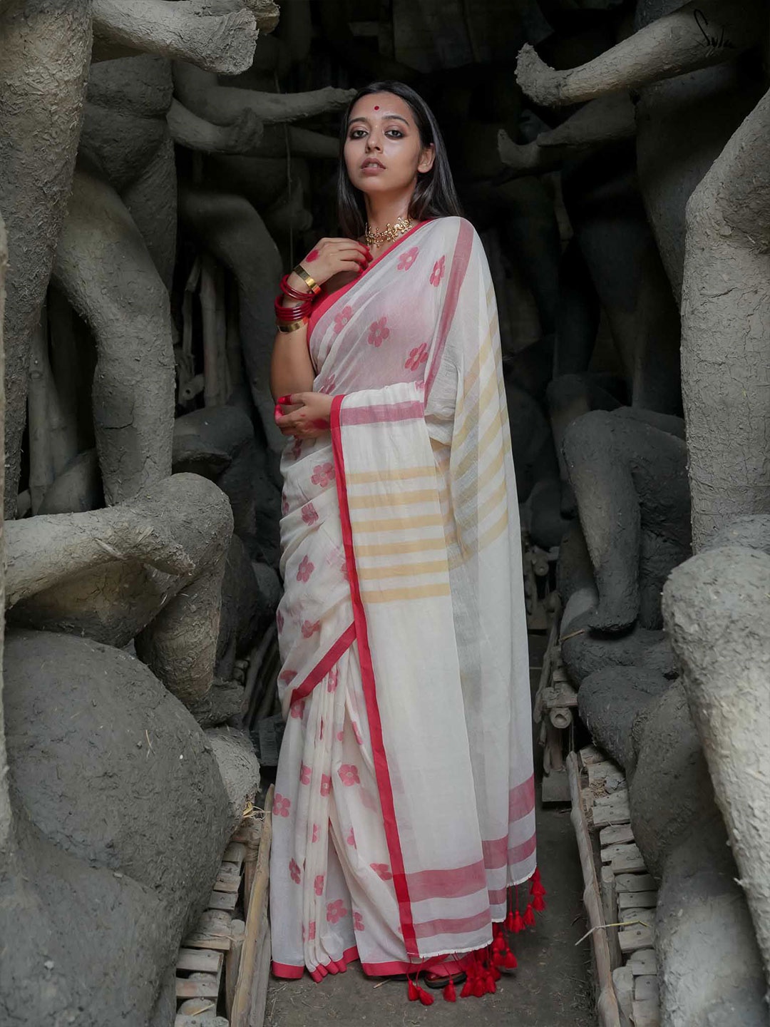 

Suta White Cotton Acrylic Saree