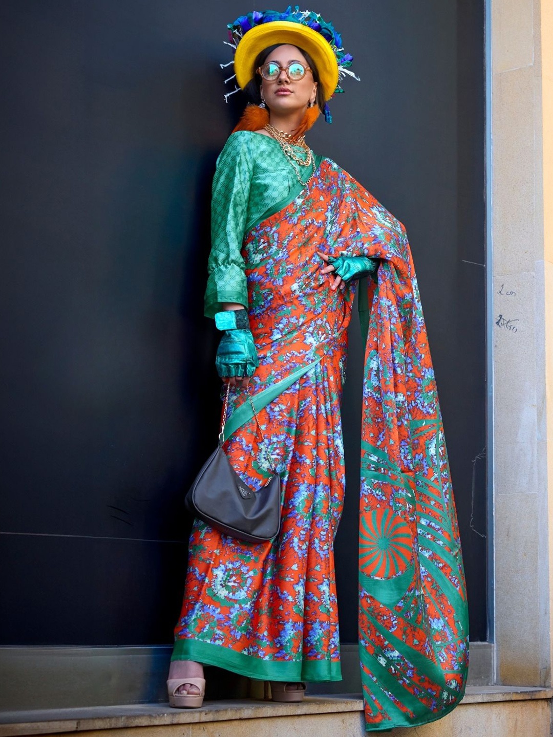 

BLENDIFY Abstract Printed Satin Saree, Blue