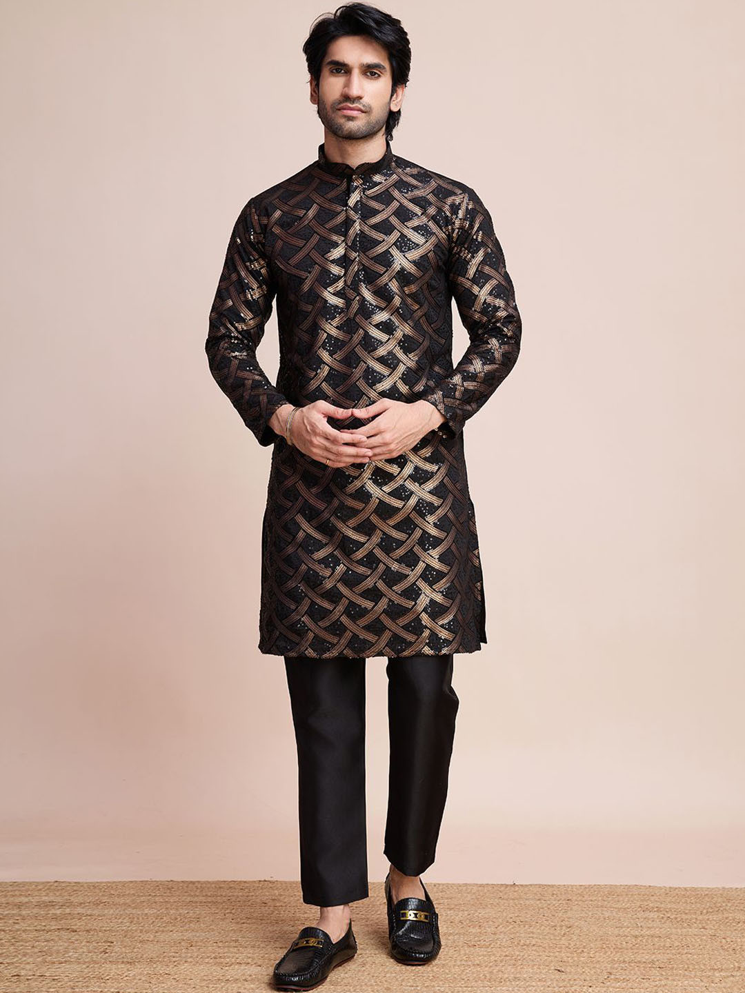 

SHUBHVASTRA Men Printed Sequinned Kurta, Black