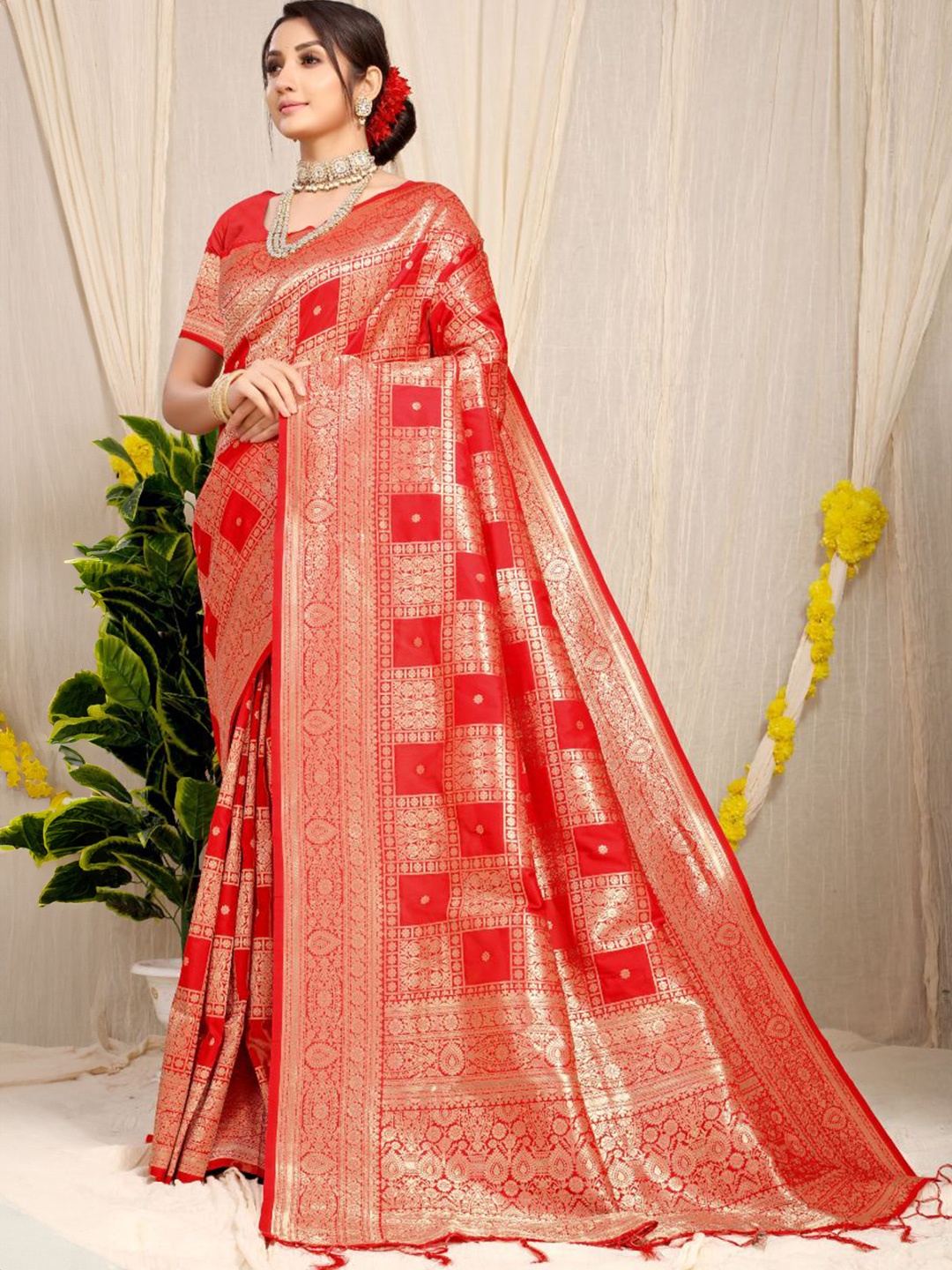 

amirat Woven Design Zari Pure Silk Banarasi Saree, Red