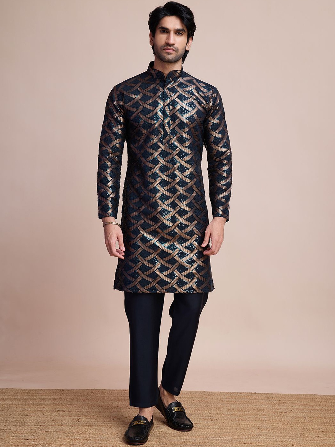 

SHUBHVASTRA Men Sequinned Mandarin Collar Kurta, Navy blue