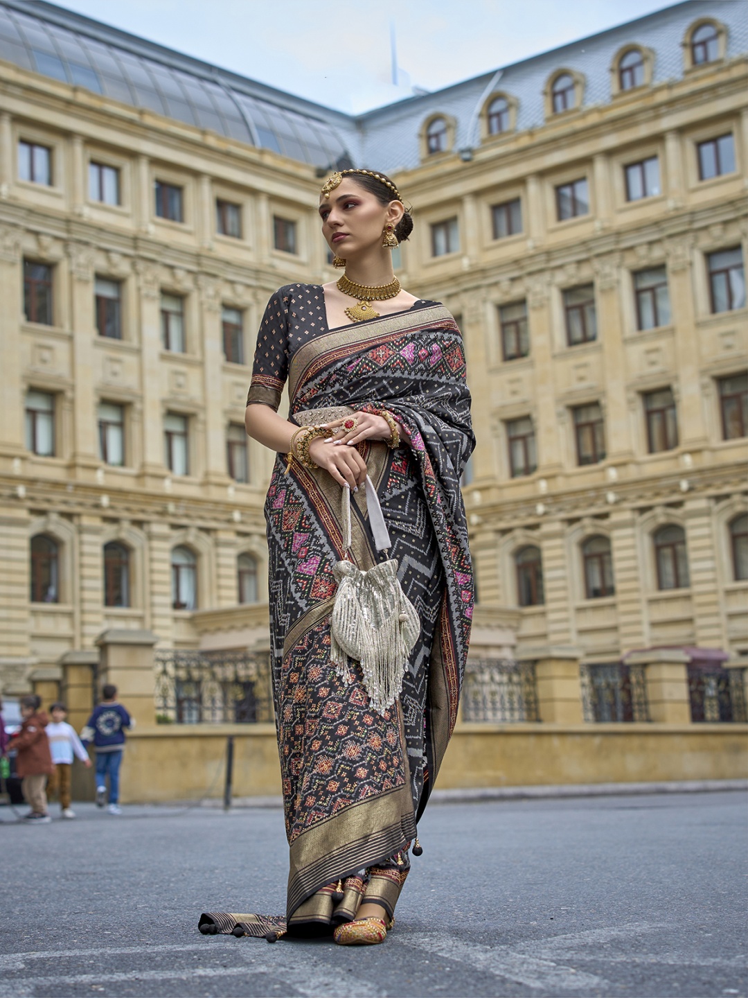 

AVANSHEE Ethnic Motifs Printed Zari Saree, Black