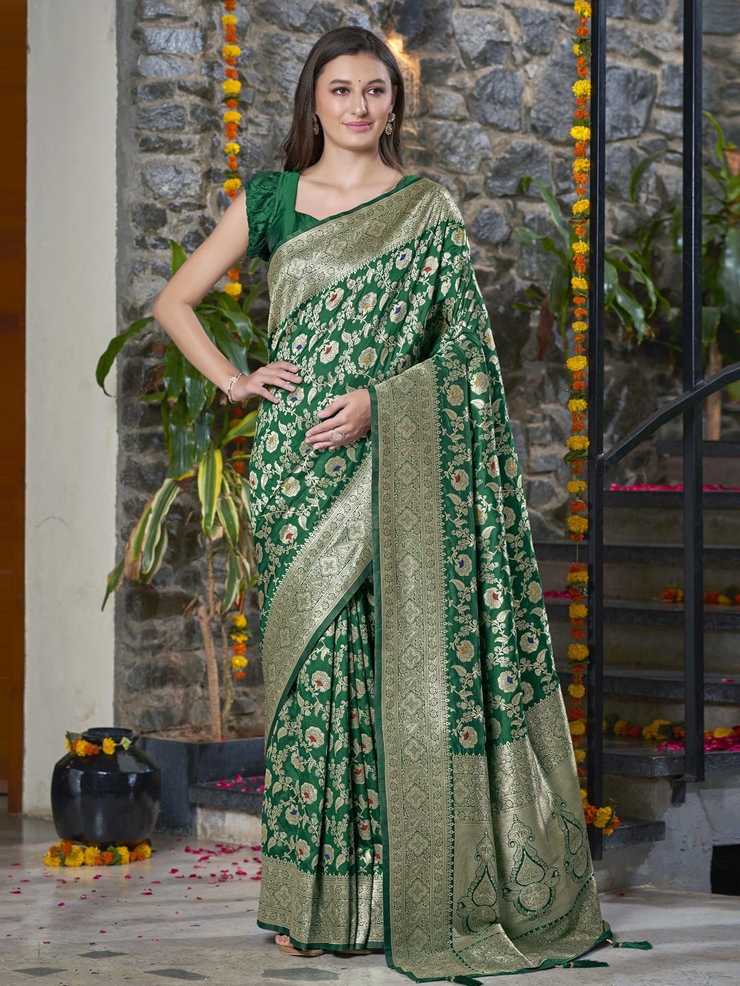 

SAREETHNIC Woven Design Zari Pure Silk Banarasi Saree, Green