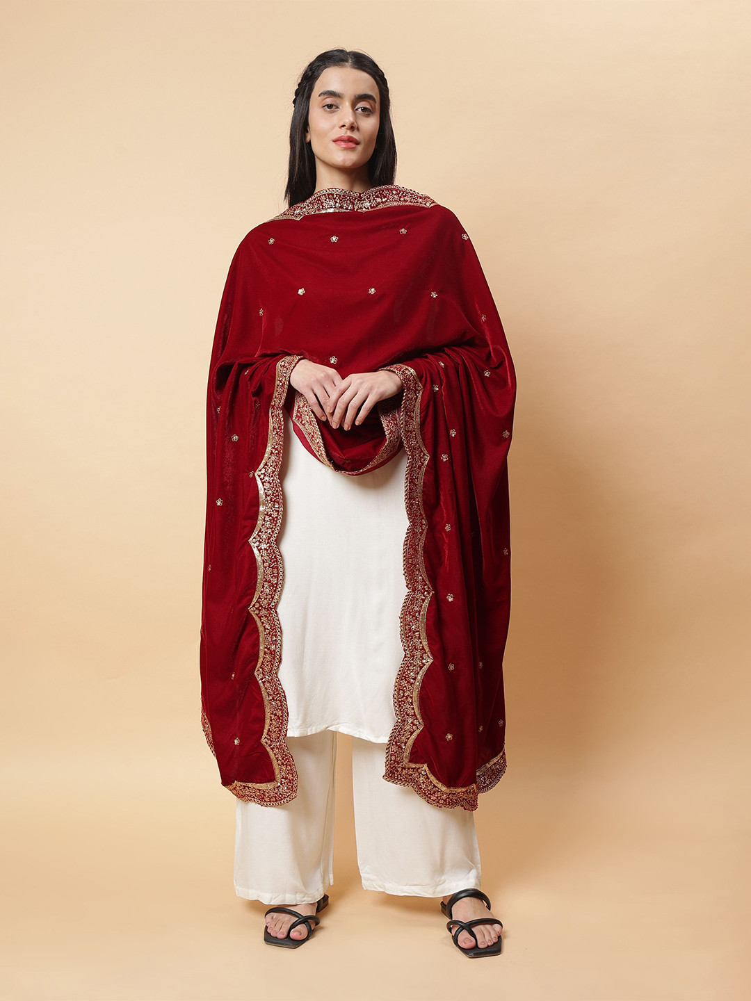 

Moda Chales Floral Embroidered Velvet Dupatta With Sequinned, Maroon