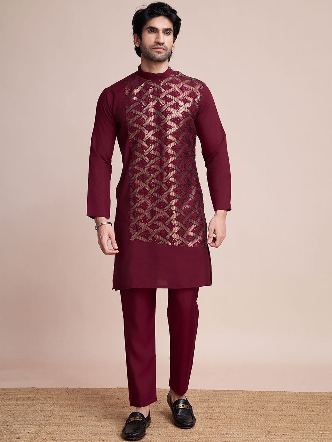

SHUBHVASTRA Men Yoke Design Sequinned Kurta, Maroon