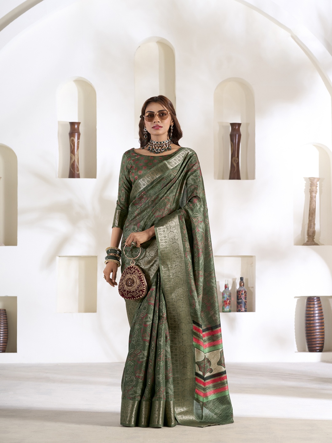 

AVANSHEE Ethnic Motifs Zari Saree, Green