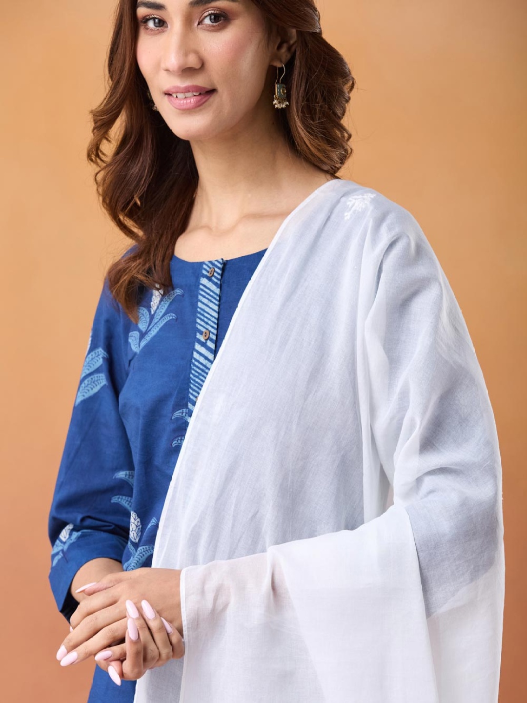 

Fabindia Floral Embroidered Cotton Dupatta With Chikankari, White