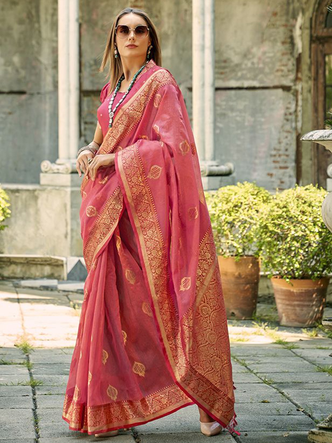 

AVANSHEE Woven Design Zari Saree, Pink