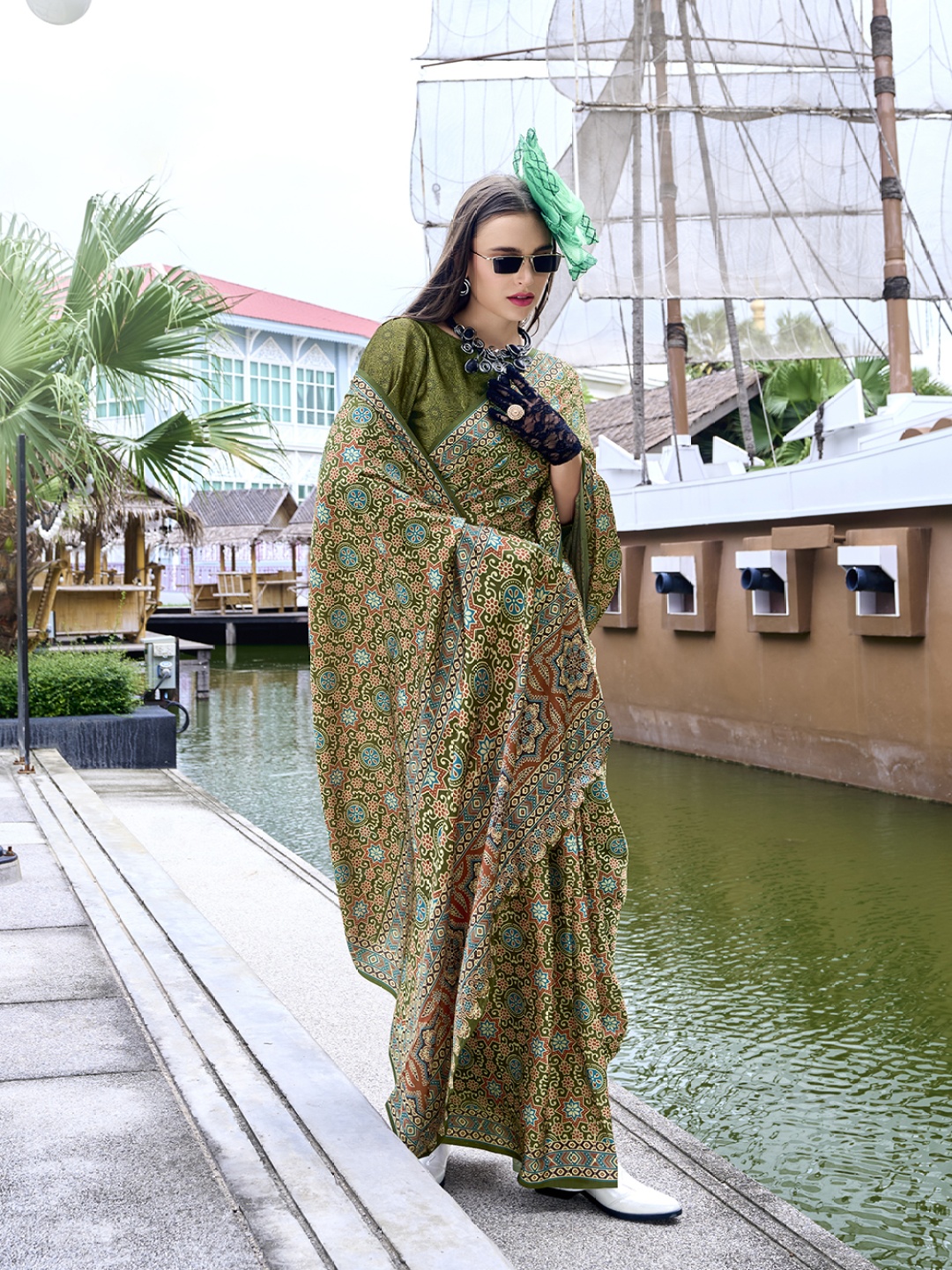 

AVANSHEE Ajrak Printed Saree, Green