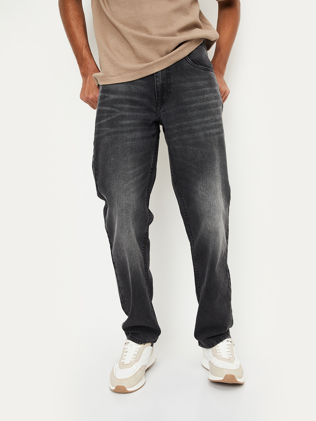 

max Men Low Distress Heavy Fade Jeans, Black