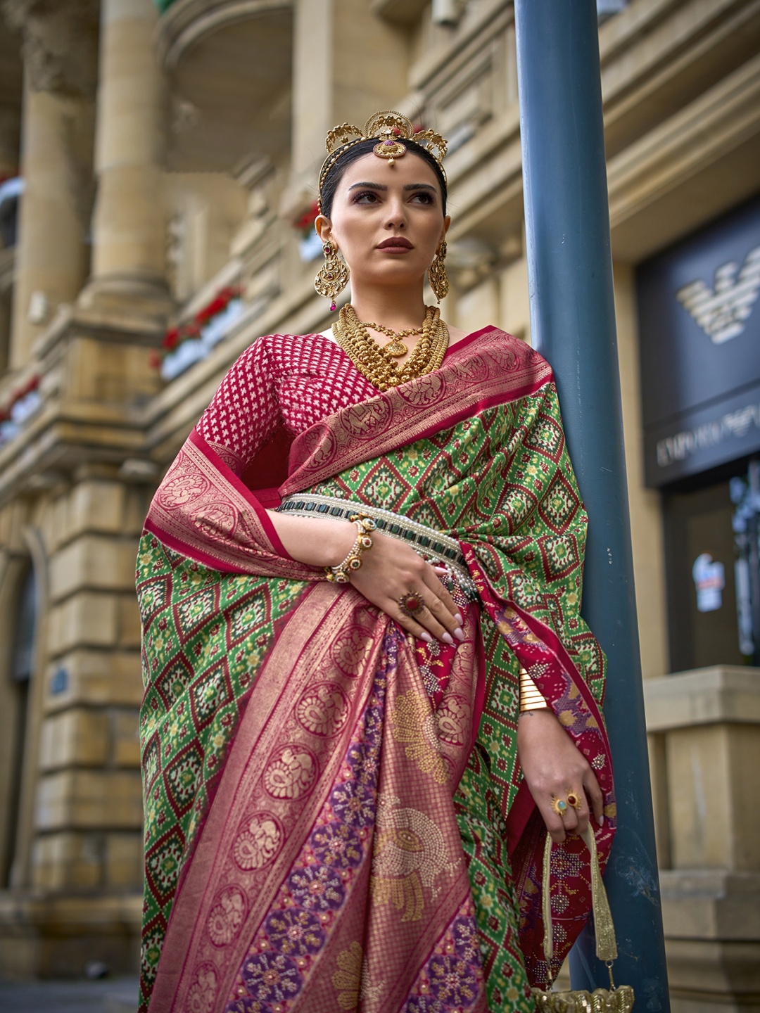 

AVANSHEE Ethnic Motifs Woven Design Zari Saree, Green