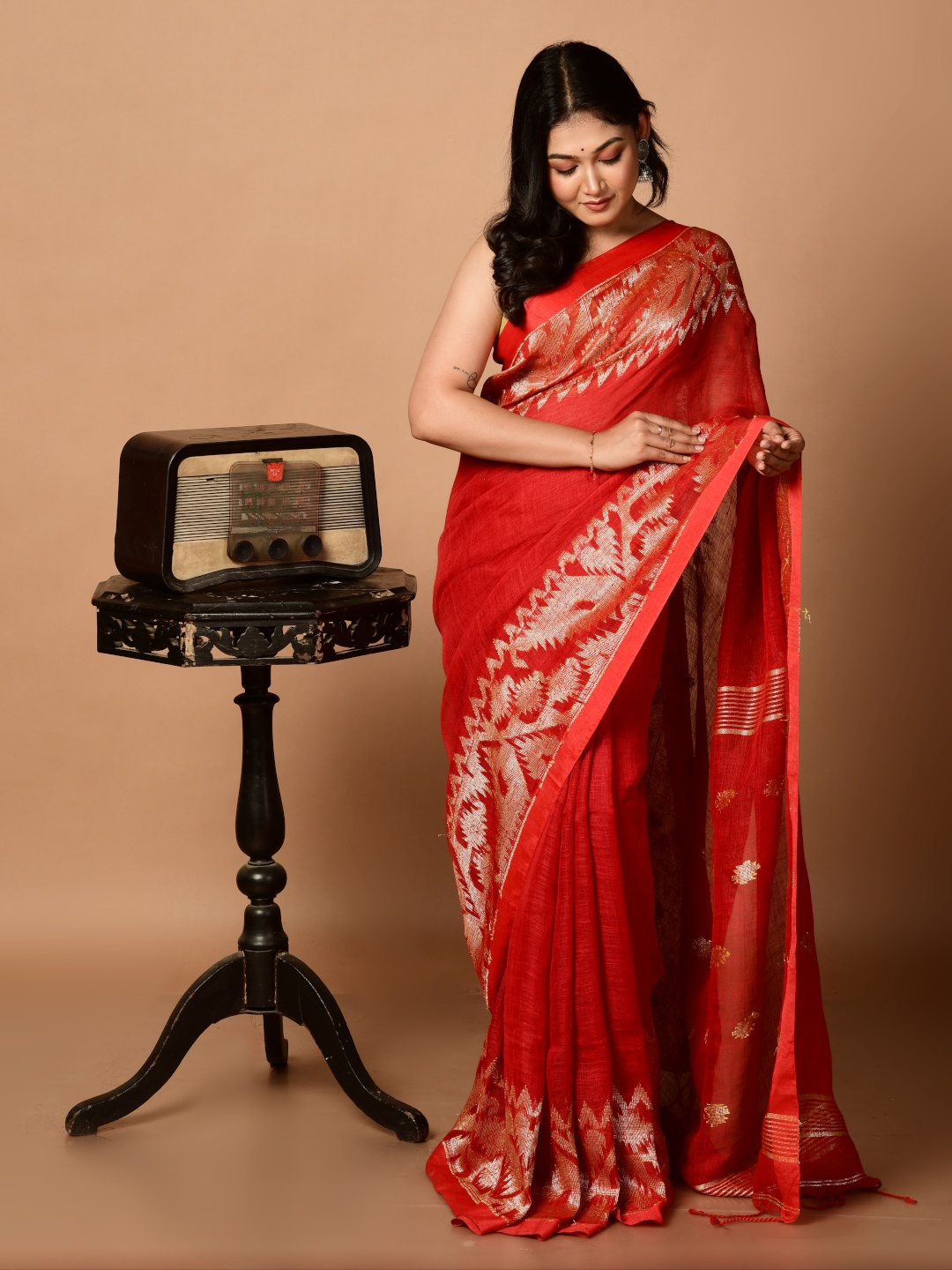 

Laa Calcutta Woven Design Pure Linen Saree, Red