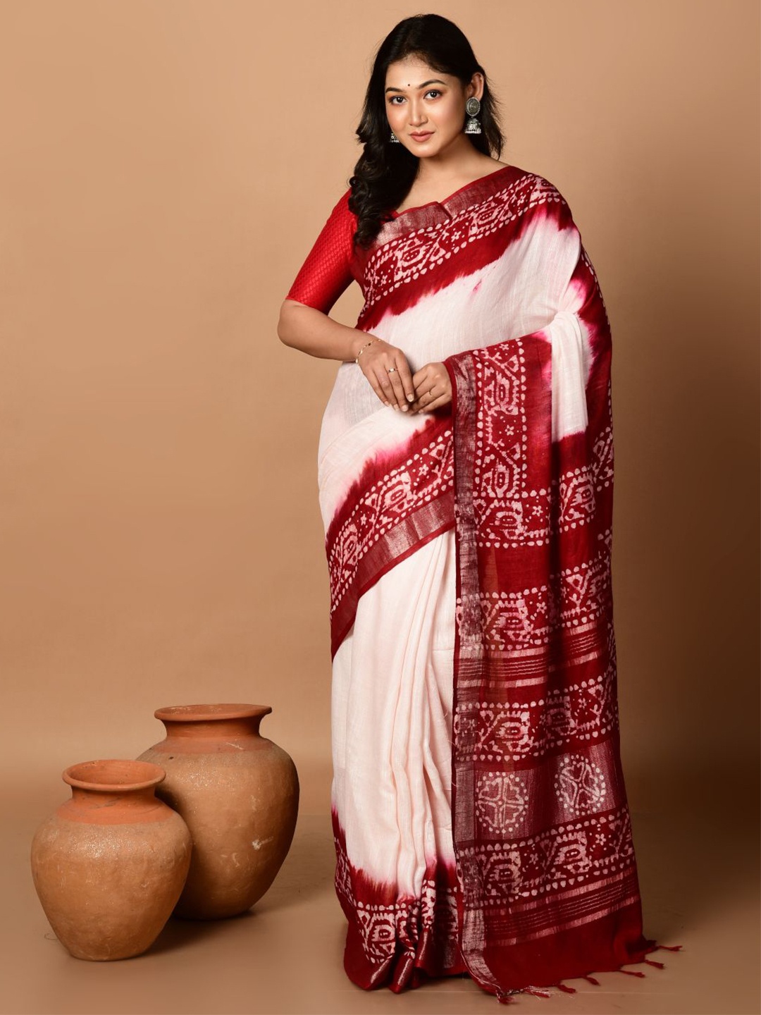 

HOUSE OF ARLI Batik Printed Zari Pure Linen Saree, Off white