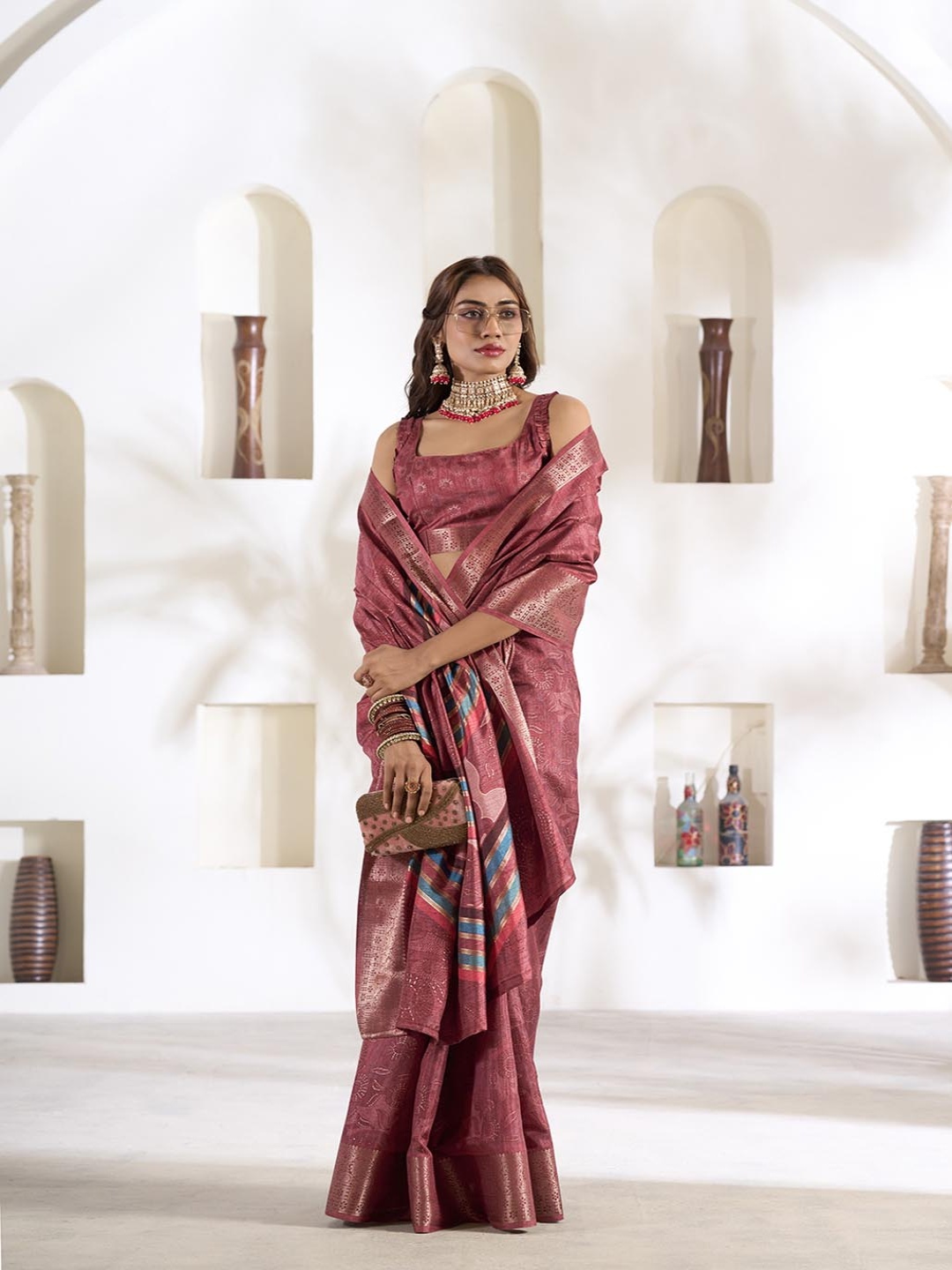 

AVANSHEE Woven Design Zari Silk Blend Saree, Maroon