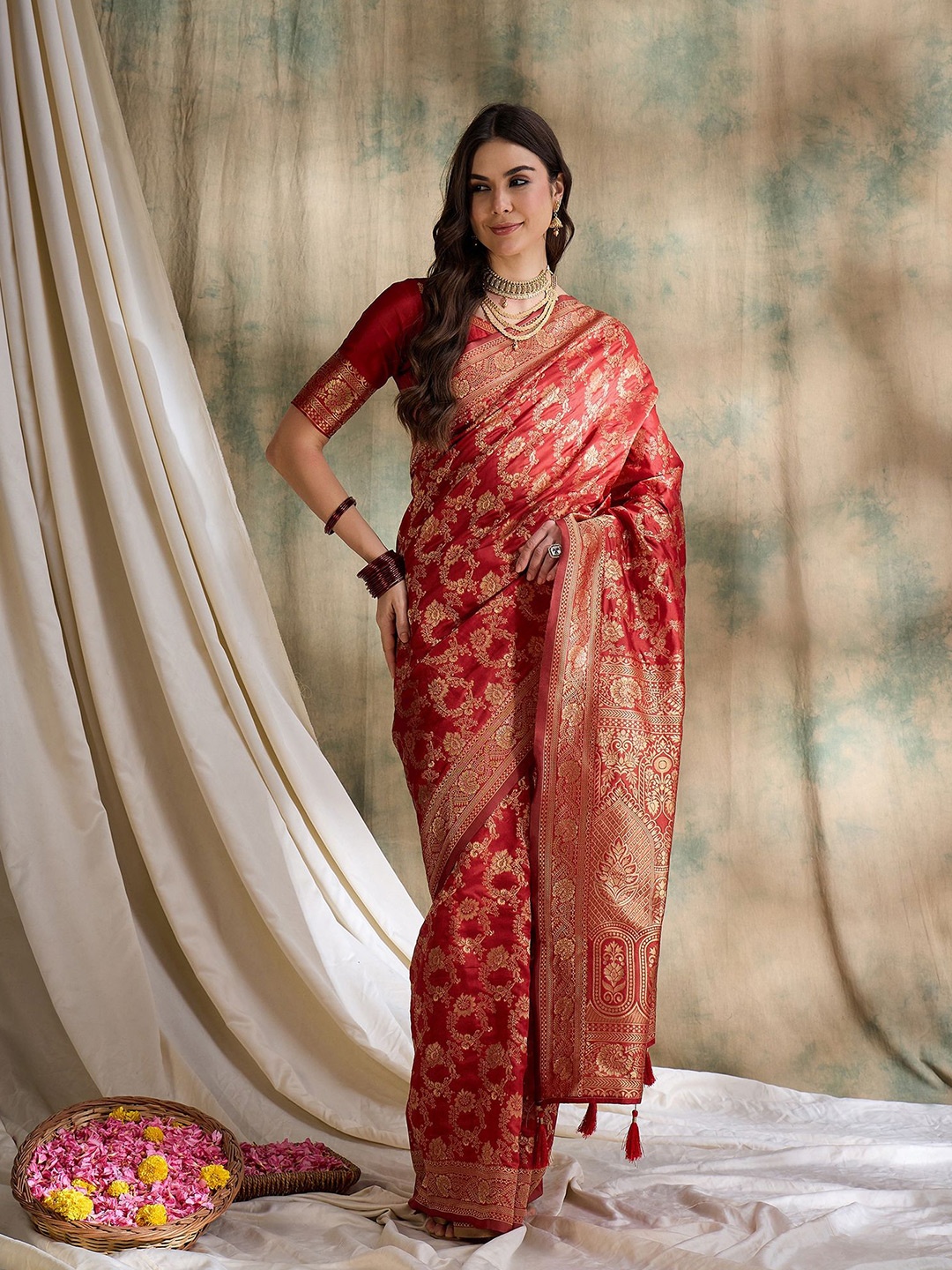 

DEVATITHI Ethnic Motifs Zari Silk Blend Banarasi Saree, Red