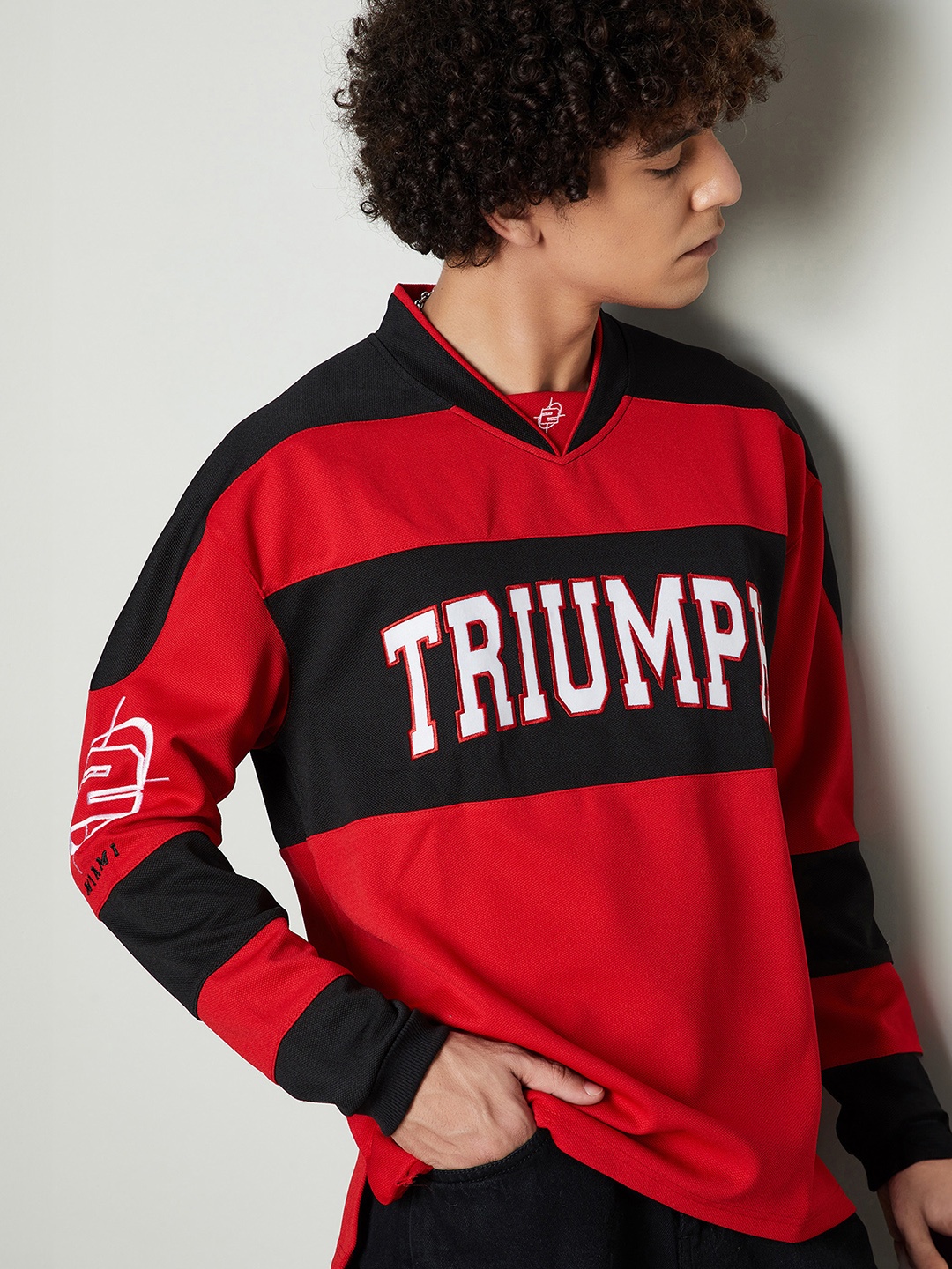 

max Men Colourblocked Sweatshirt, Red