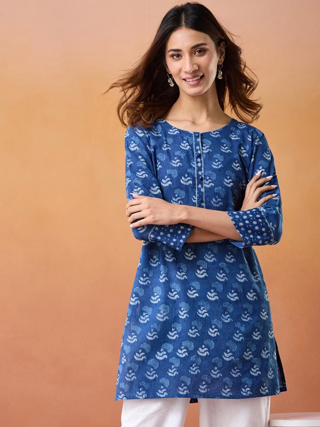 

Fabindia Floral Printed Round Neck Dabu Cotton Straight Kurta, Blue