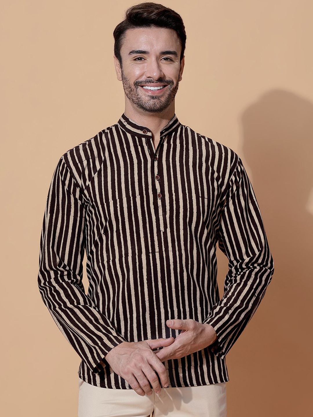 

MOSHI Men Geometric Printed Thread Work Kurta, Coffee brown