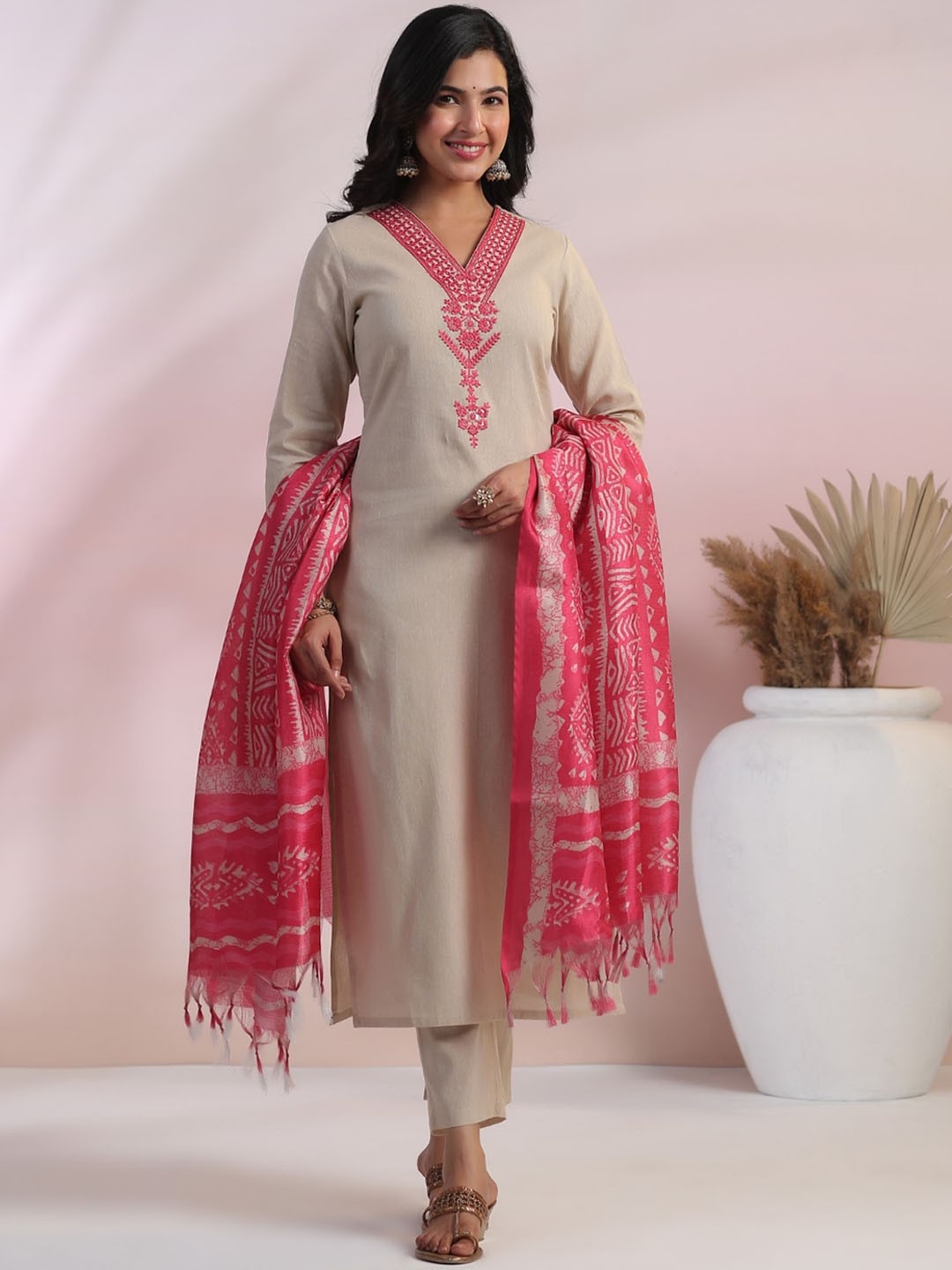 

DIVASTRI Floral Embroidered V-Neck Straight Kurta With Trousers & Dupatta, Pink