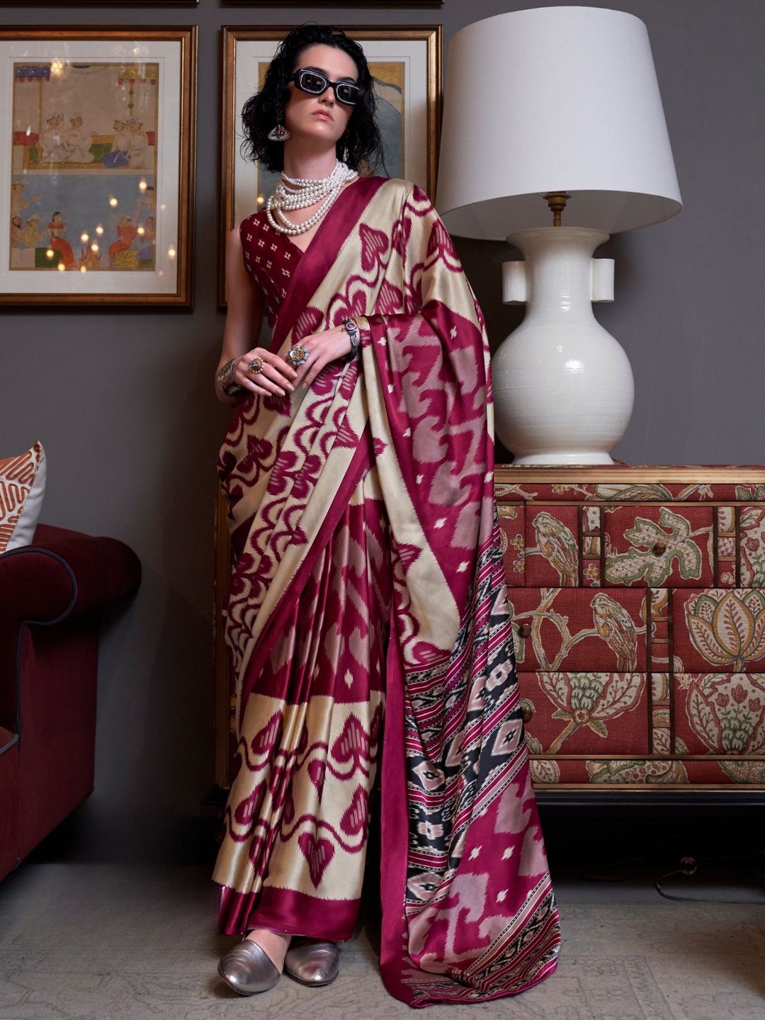 

BLENDIFY Abstract Printed Satin Saree, Maroon