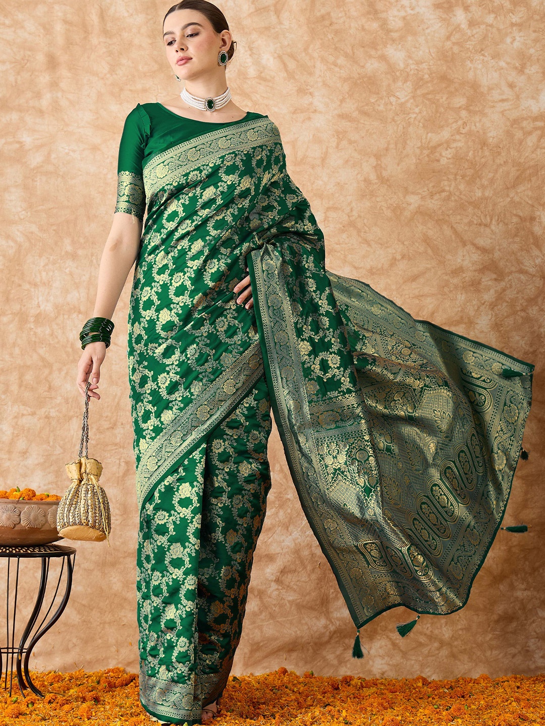 

DEVATITHI Ethnic Motifs Zari Silk Blend Banarasi Saree, Green
