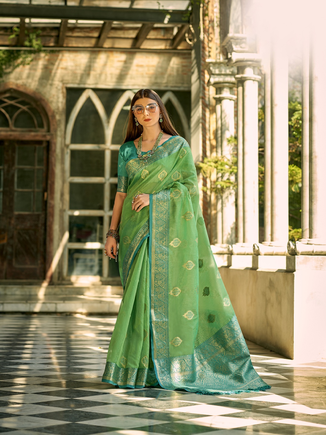

AVANSHEE Woven Design Zari Saree, Green