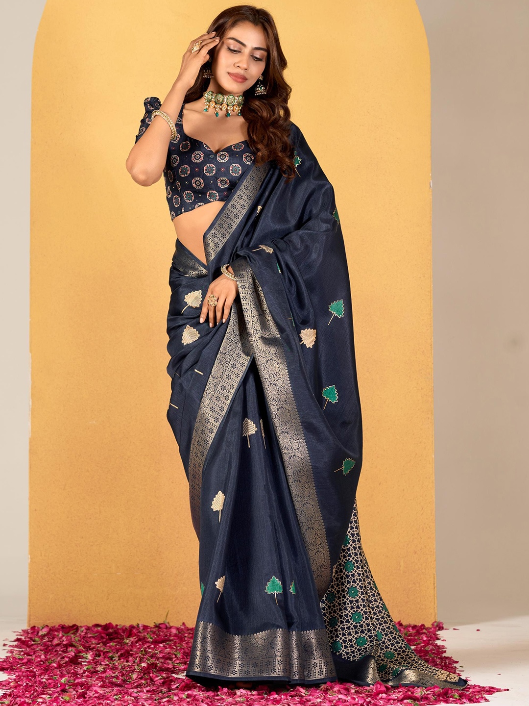 

AVANSHEE Floral Printed Zari Saree, Navy blue