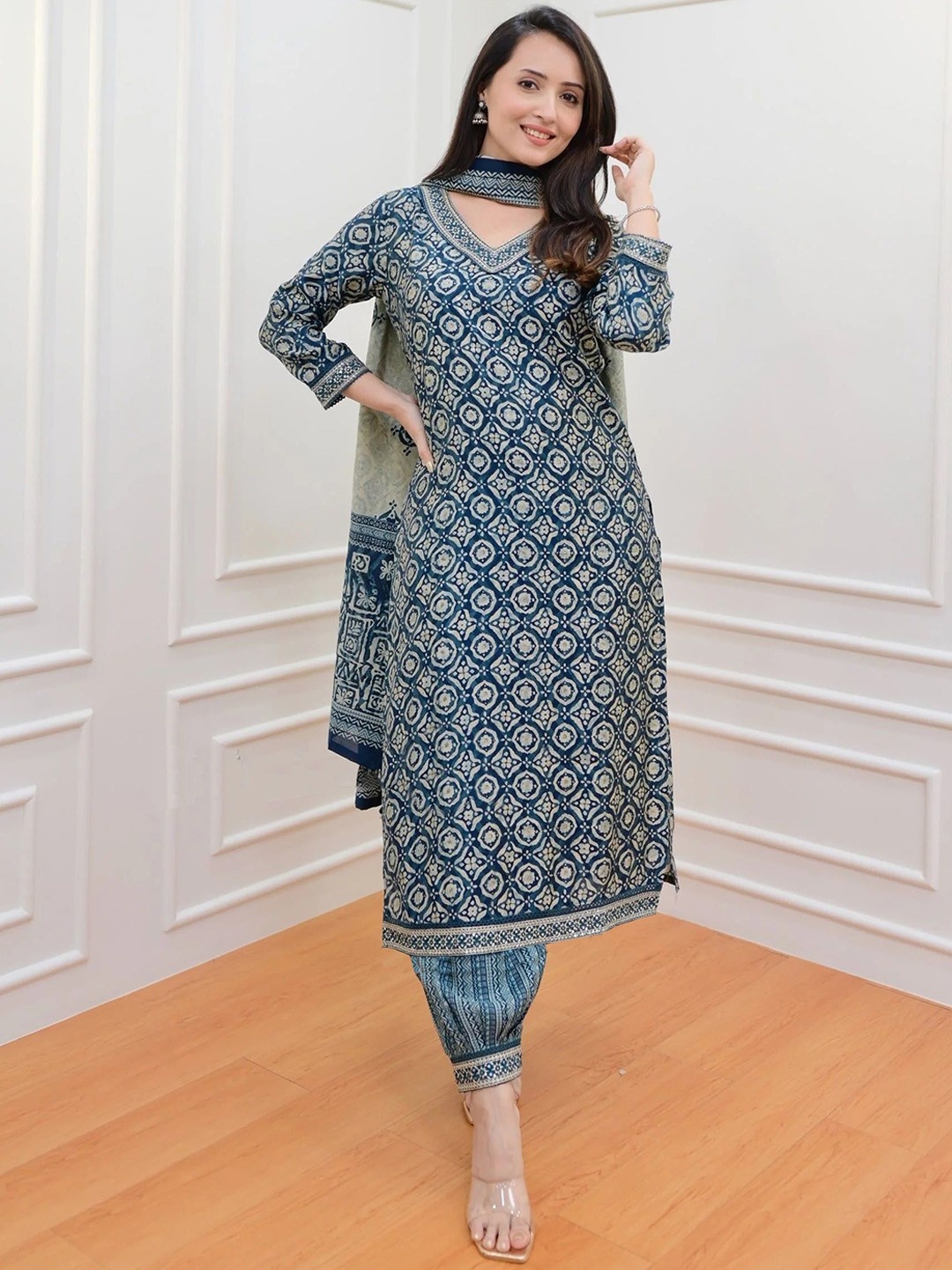 

Handish Floral Printed V-Neck Straight Kurta With Trousers And Dupatta, Blue