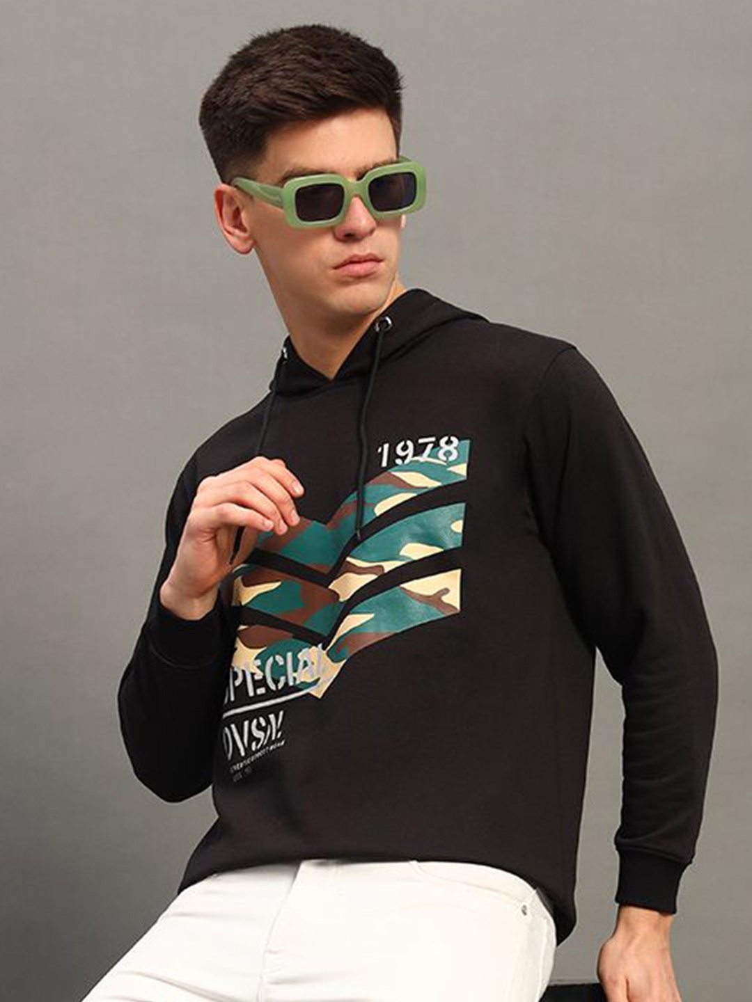 

THE CASUALS Men Printed Hooded Sweatshirt, Black