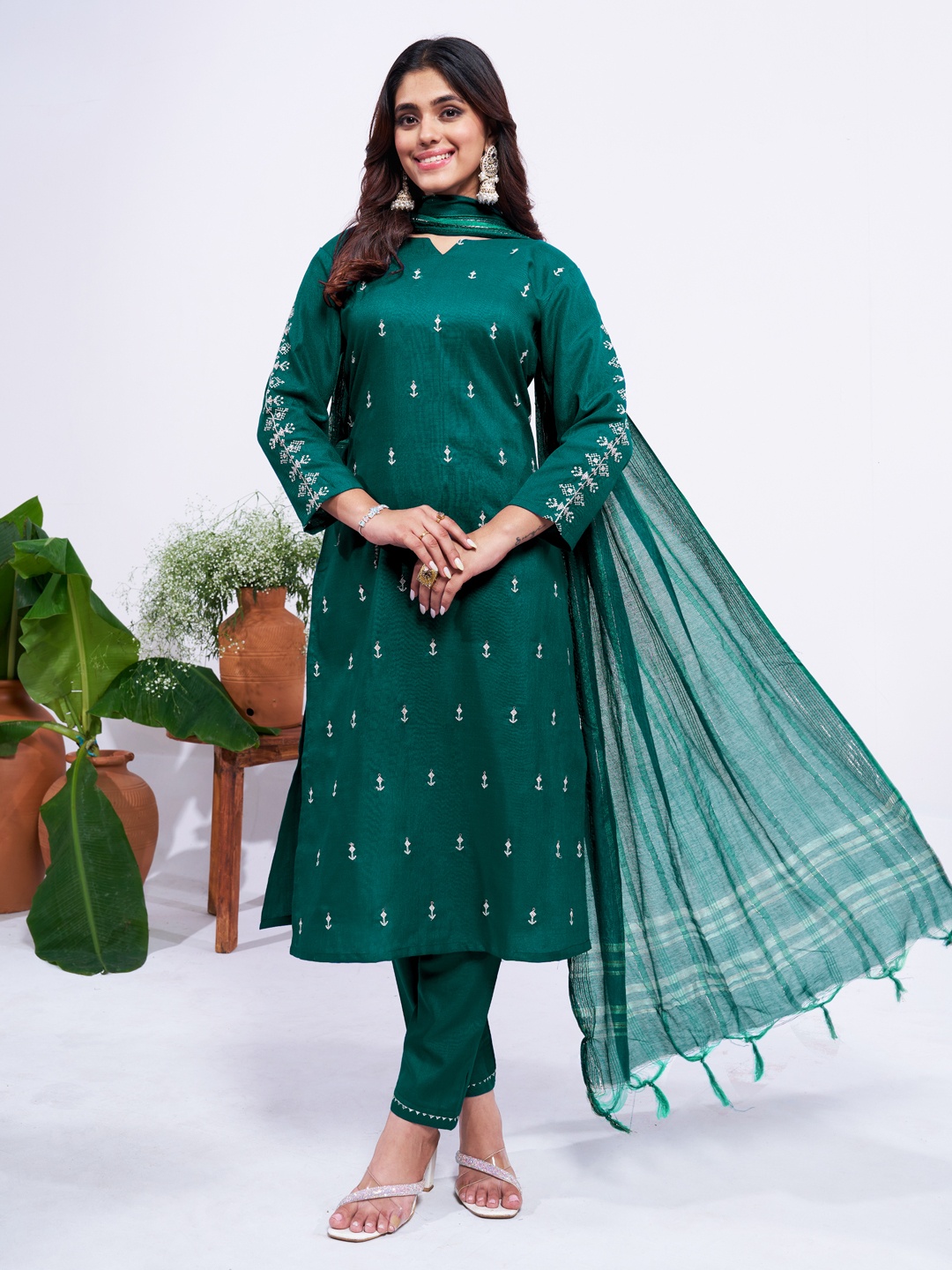 

ARADHNA Women Ethnic Motifs Embroidered Regular Kurta with Trousers & With Dupatta, Green