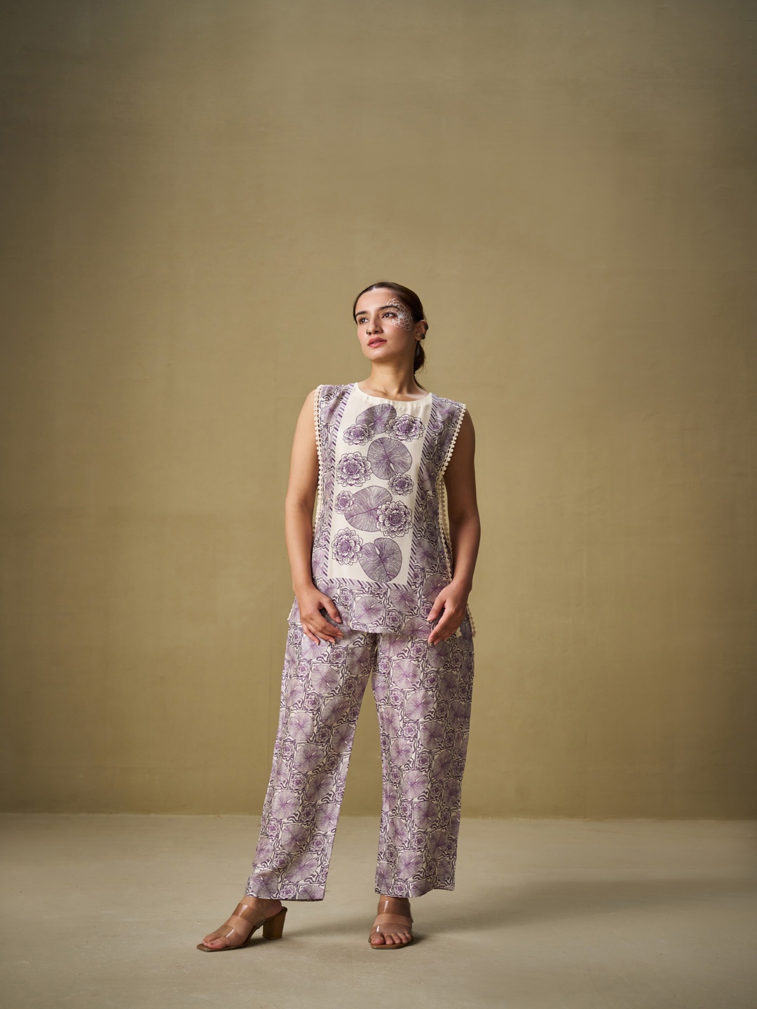 

SUKRUTI DESIGN Floral Printed Sleeveless Pure Silk Tunic With Trousers, Purple