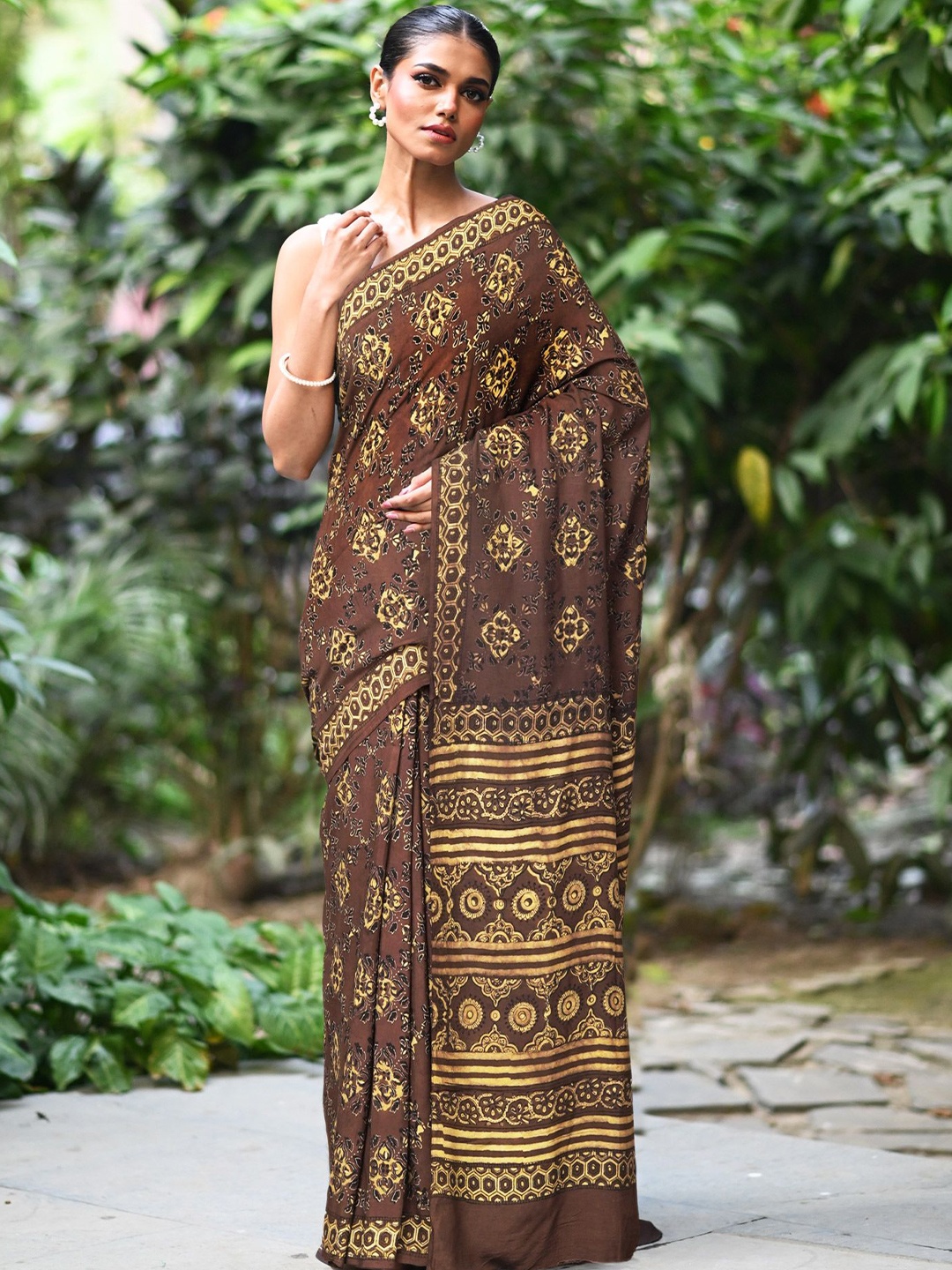 

Unnati Silks Floral Art Silk Handloom Block Print Saree, Brown