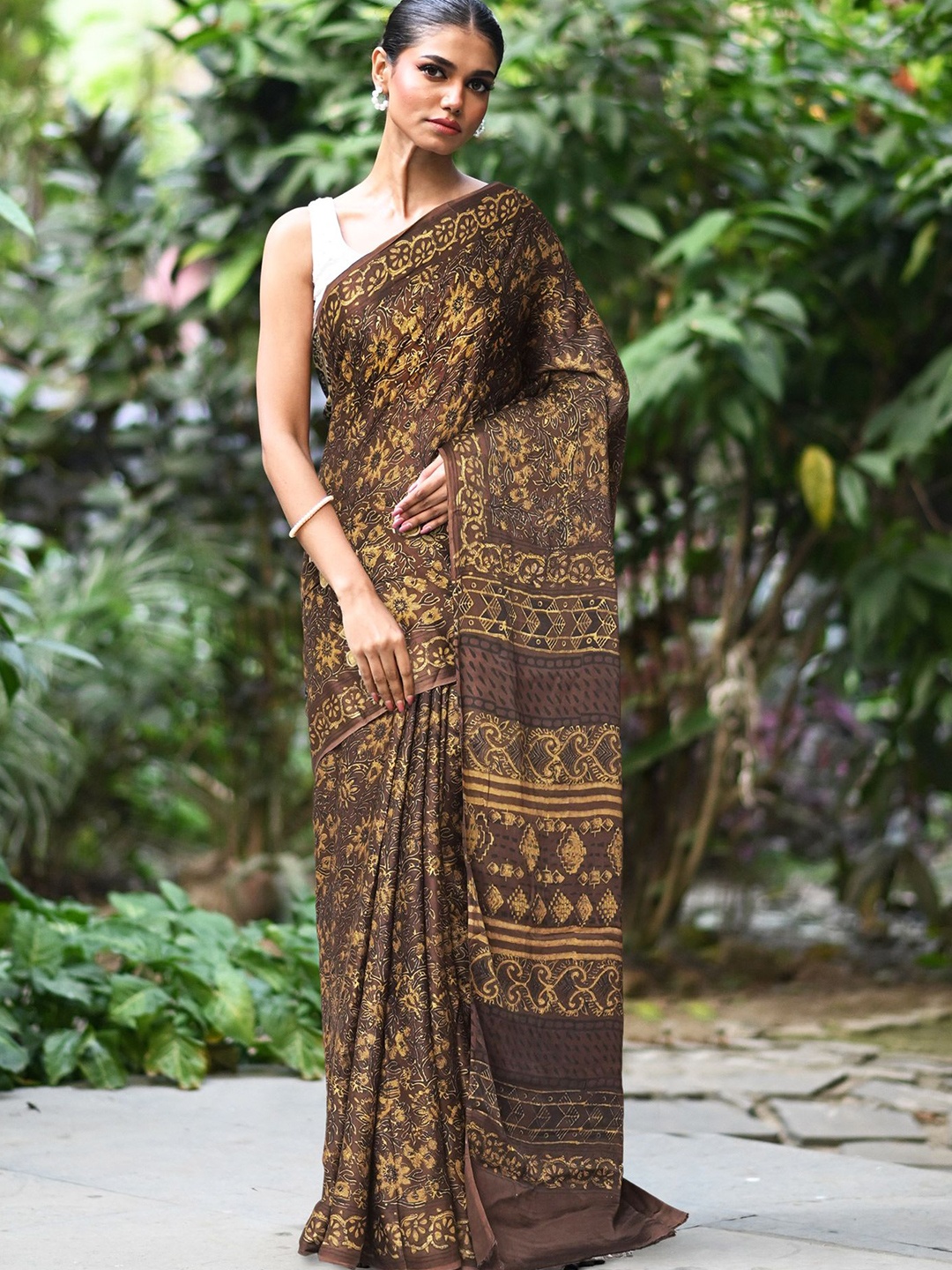 

Unnati Silks Floral Art Silk Handloom Block Print Saree, Brown