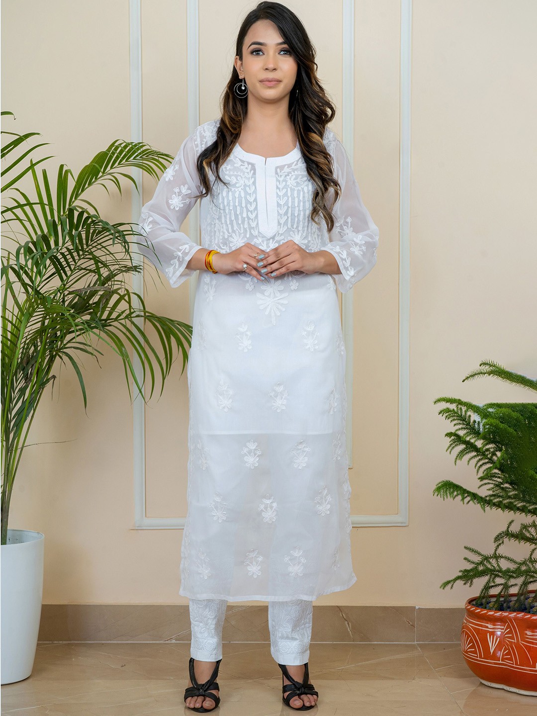 

ADR CHIKAN Floral Embroidered Chikankari Notch Neck Georgette Straight Kurta, White