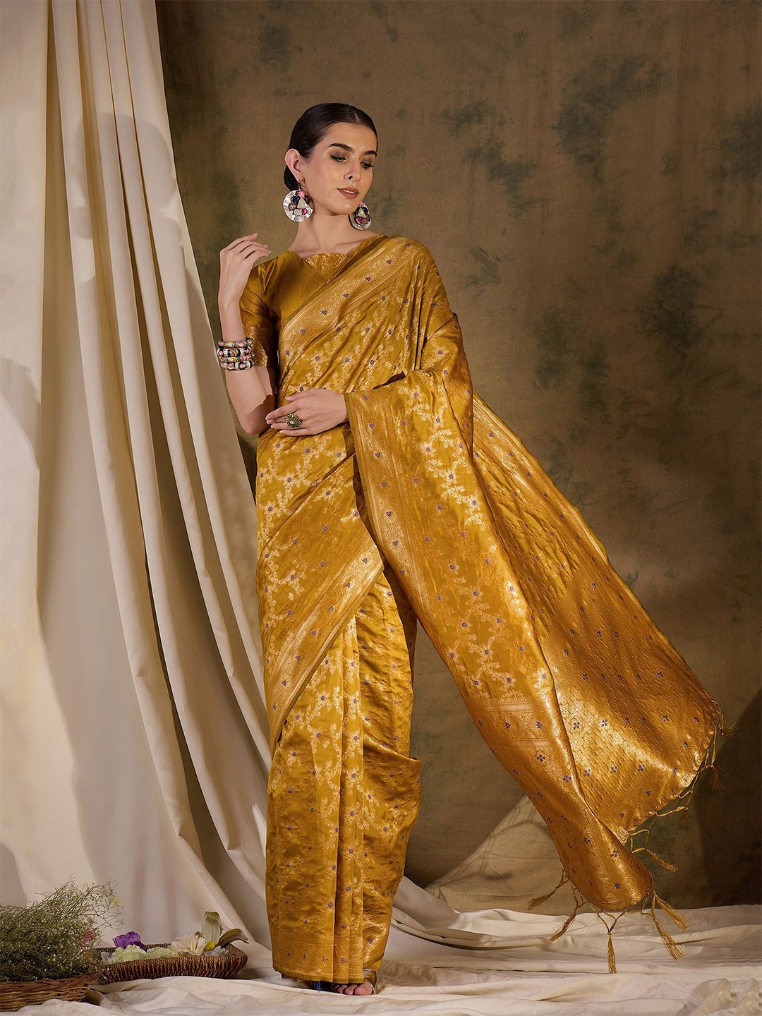 

DEVATITHI Ethnic Motifs Zari Silk Blend Banarasi Saree, Gold