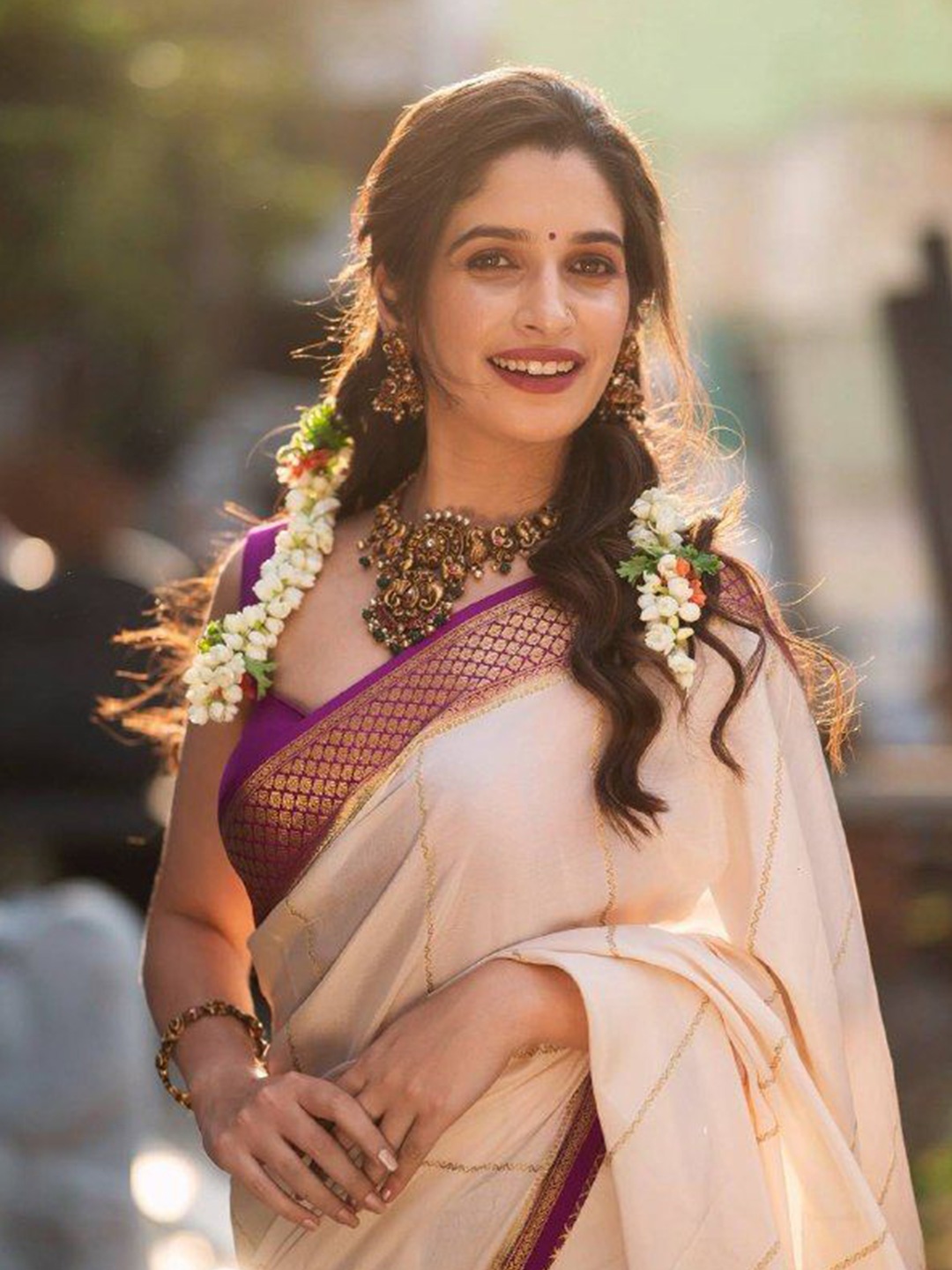 

APNISHA Woven Design Zari Silk Blend Banarasi Saree, White