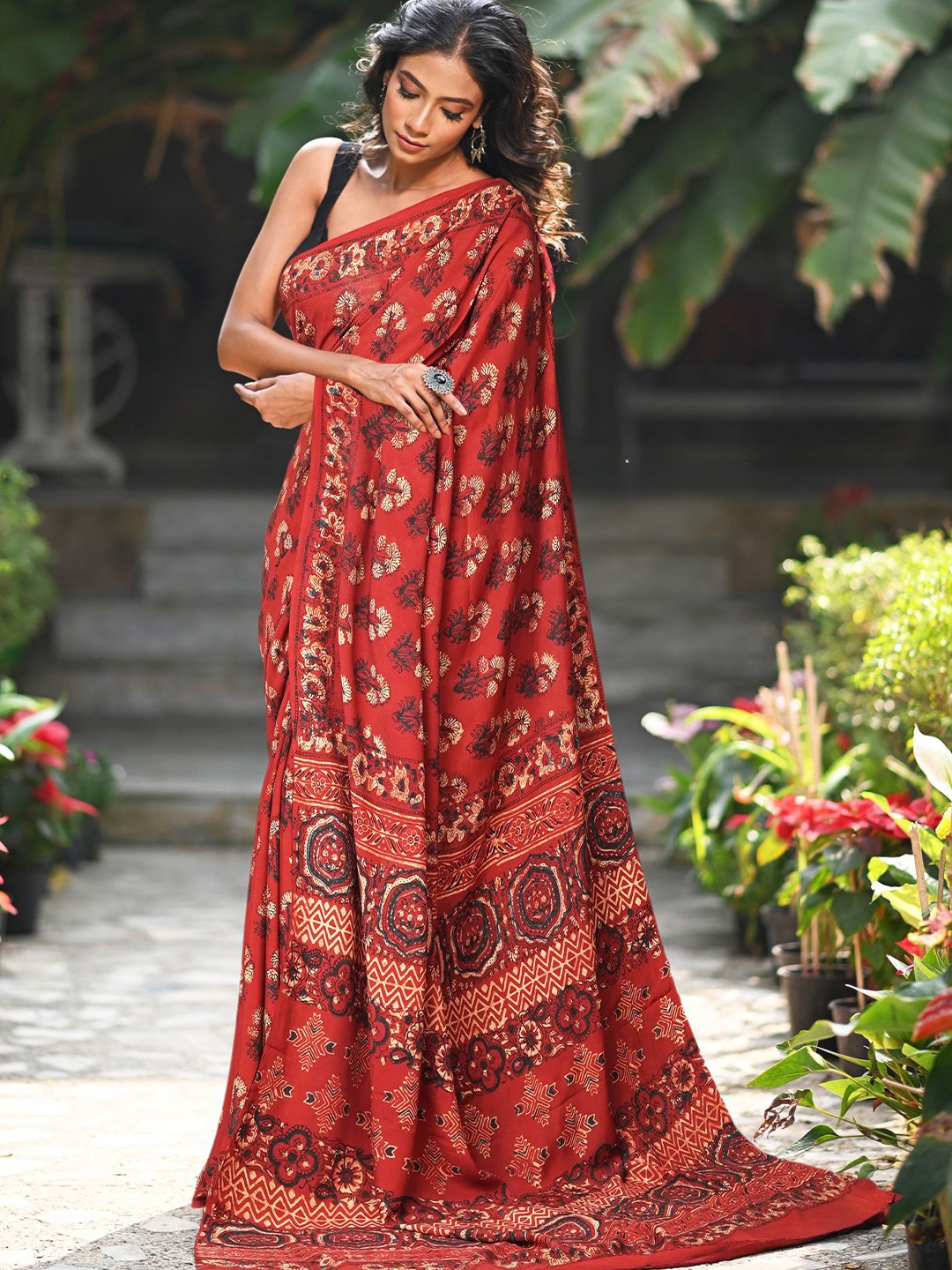 

Unnati Silks Floral Art Silk Handloom Block Print Saree, Red